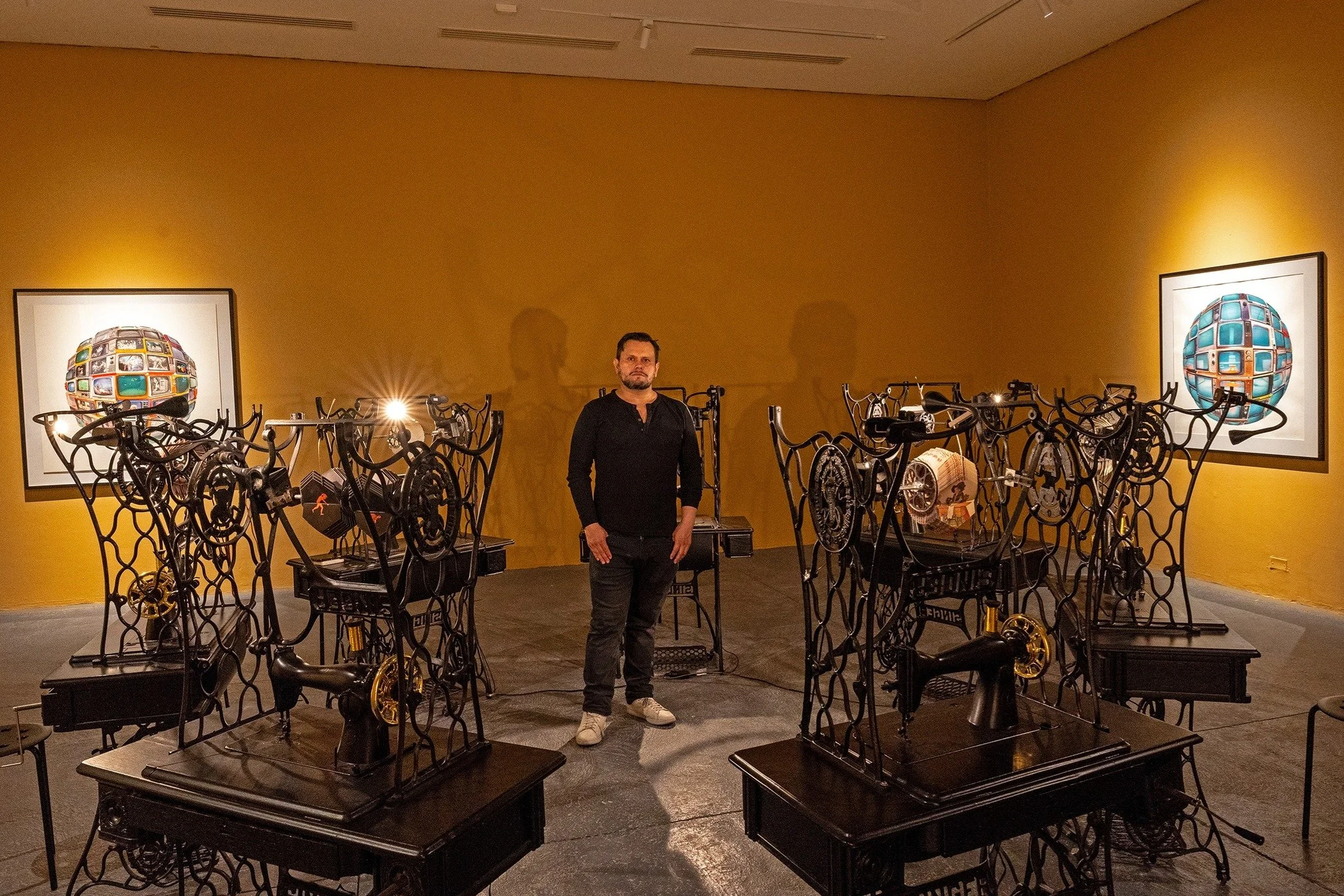 Hilo Vano, 2026 · Gonzalo García Gaitán with the installation. Museo de Arte del Tolima, Ibagué, Colombia. Photo: Museo de Arte del Tolima.
9 July–13 August 2026
Curated by Darío Ortiz. Exhibition design by Adrián Preciado.
Recovered sewing machines,