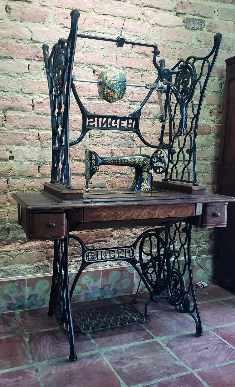 Hilo Vano · Early sewing-machine prototype. Research archive, 2022.