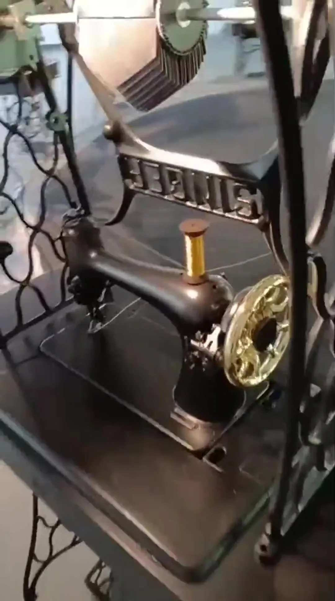 Hilo Vano · Mechanical assembly, thread spool and animation support. BIAM, Medellín, 2025. Video still from the original installation walkthrough, 01:42.