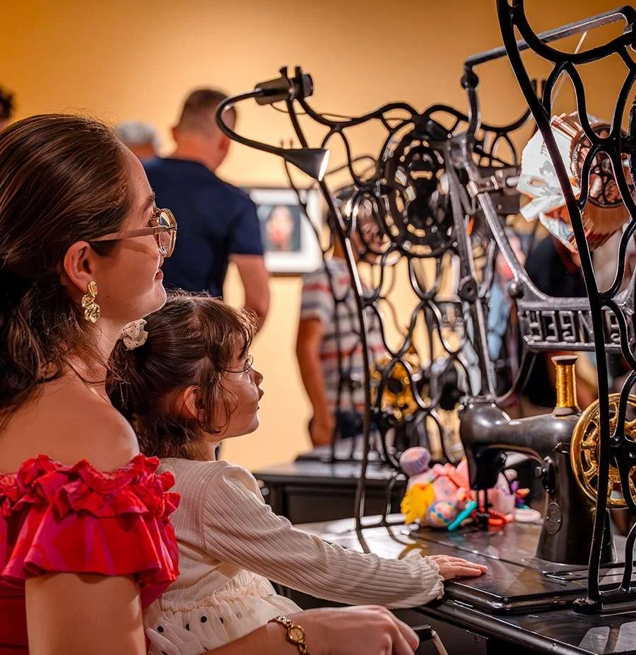 Hilo Vano, 2026 · Museo de Arte del Tolima, Ibagué, Colombia. Visitor interaction. Photo: Museo de Arte del Tolima.
9 July–13 August 2026
Curated by Darío Ortiz. Exhibition design by Adrián Preciado.
Recovered sewing machines, thread, and looping ani