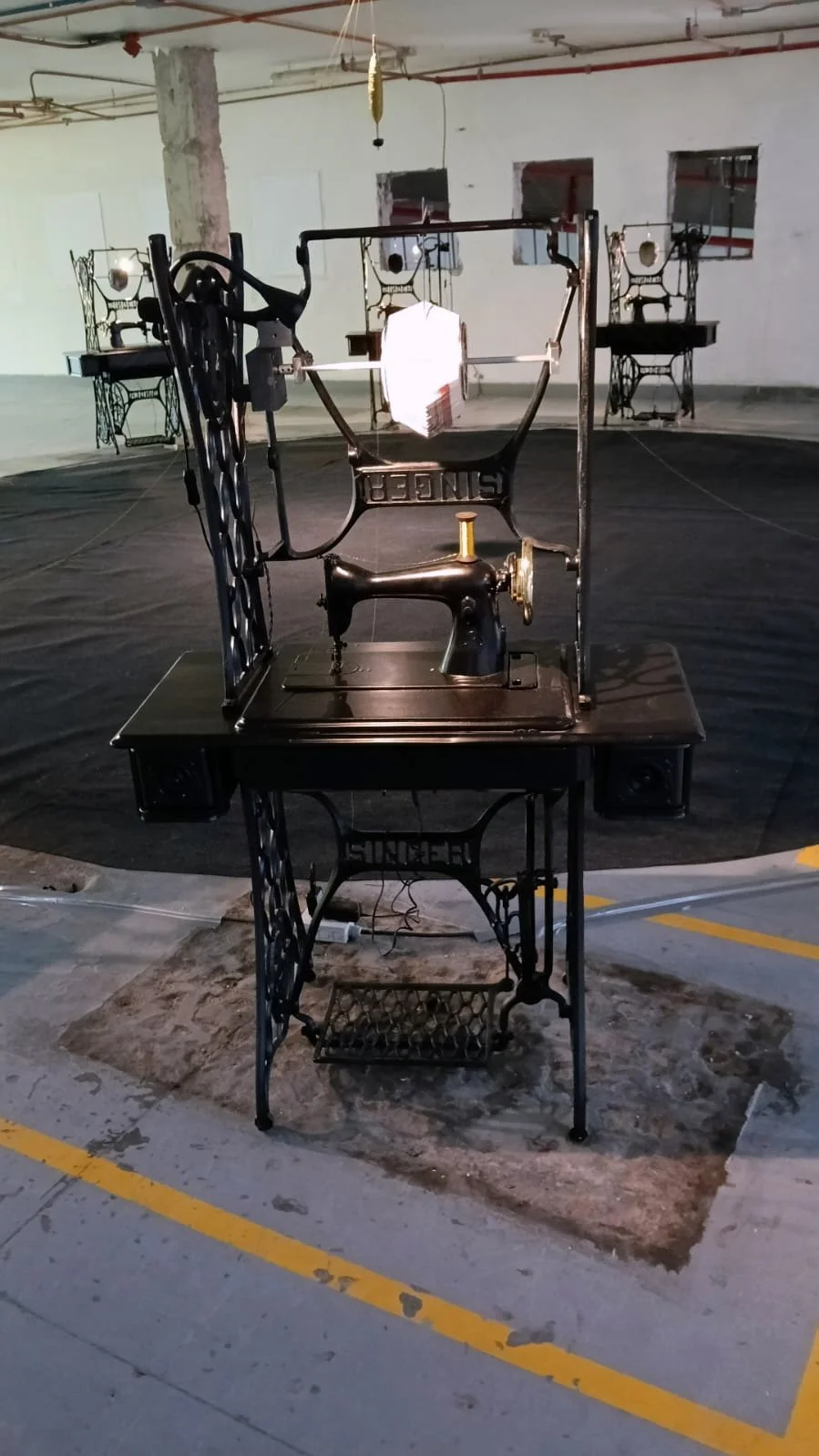 Hilo Vano · Frontal view of a machine and its animation mechanism within the installation. BIAM, Antiguo Edificio Coltabaco, Medellín, 5 October 2025.