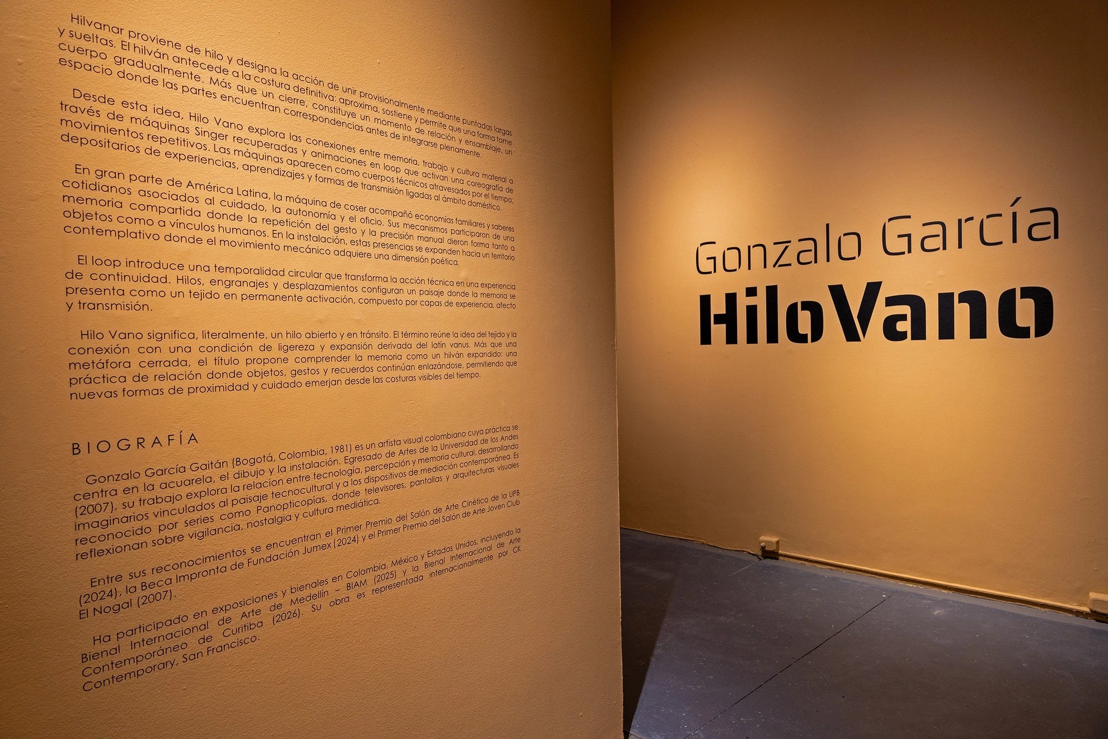 Hilo Vano, 2026 · Exhibition title and wall text. Museo de Arte del Tolima, Ibagué, Colombia. Photo: Museo de Arte del Tolima.
9 July–13 August 2026
Curated by Darío Ortiz. Exhibition design by Adrián Preciado.
Recovered sewing machines, thread, and 