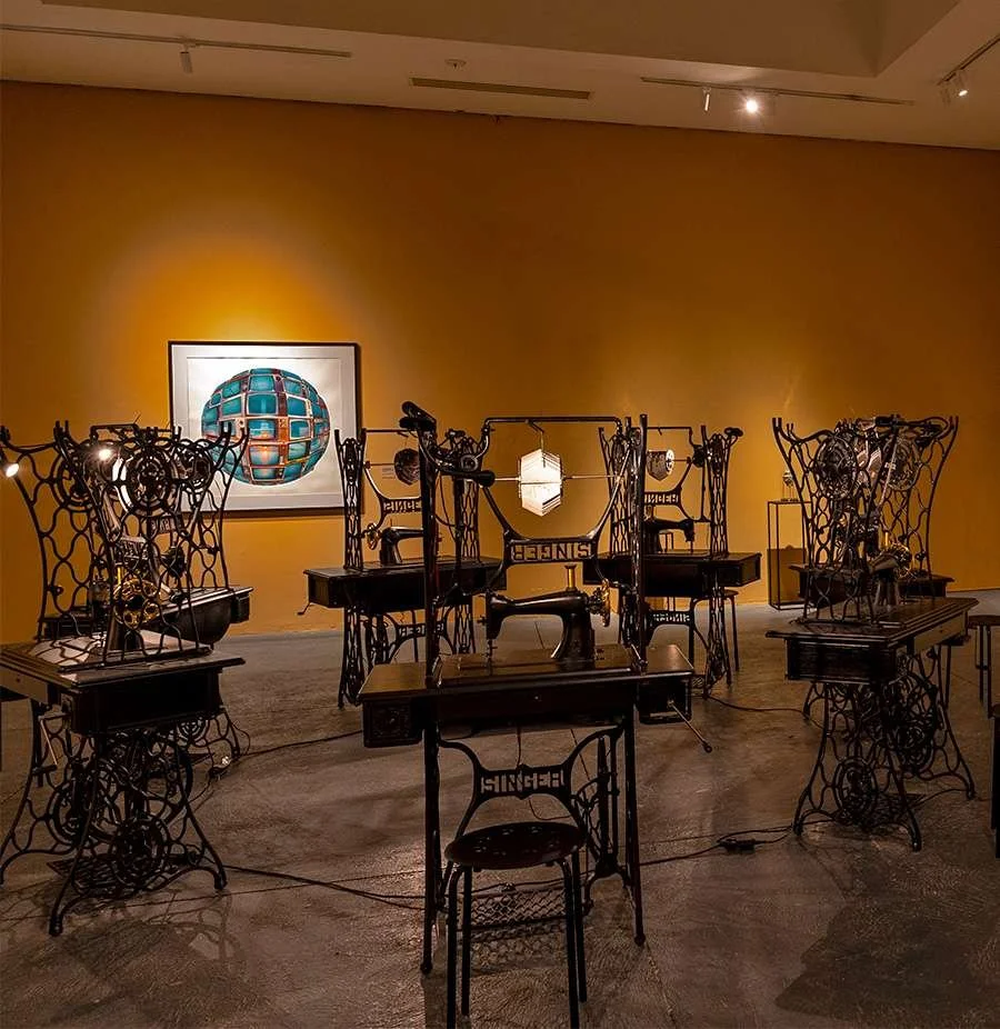 Hilo Vano, 2026 · Museo de Arte del Tolima, Ibagué, Colombia. Installation view. Photo: Museo de Arte del Tolima.
9 July–13 August 2026
Curated by Darío Ortiz. Exhibition design by Adrián Preciado.
Recovered sewing machines, thread, and looping anima
