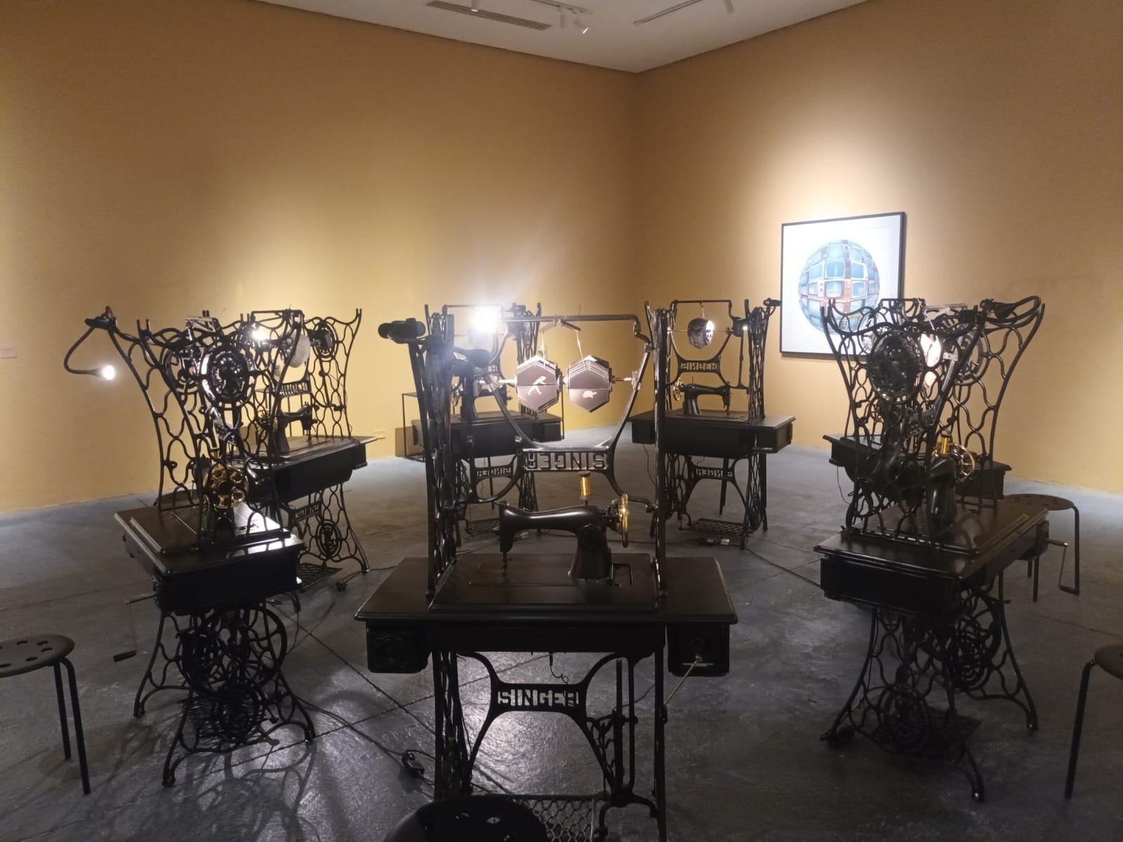 Hilo Vano, 2026 · Installation view. Museo de Arte del Tolima, Ibagué, Colombia.
9 July–13 August 2026
Curated by Darío Ortiz. Exhibition design by Adrián Preciado.
Recovered sewing machines, thread, and looping animation.