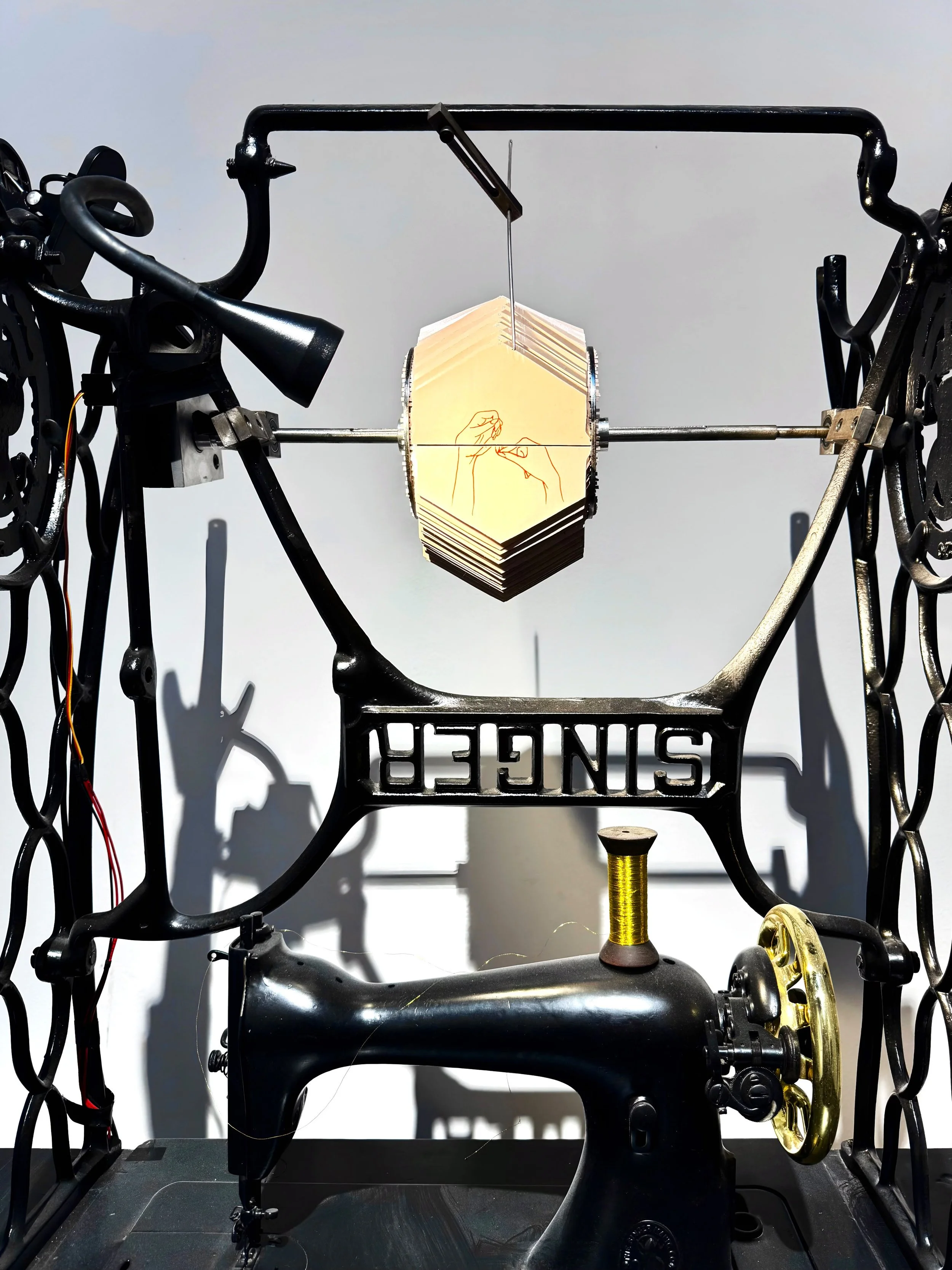 Hilo Vano · Hands / Threading. Detail of the drawn hands, needle and animation mechanism.