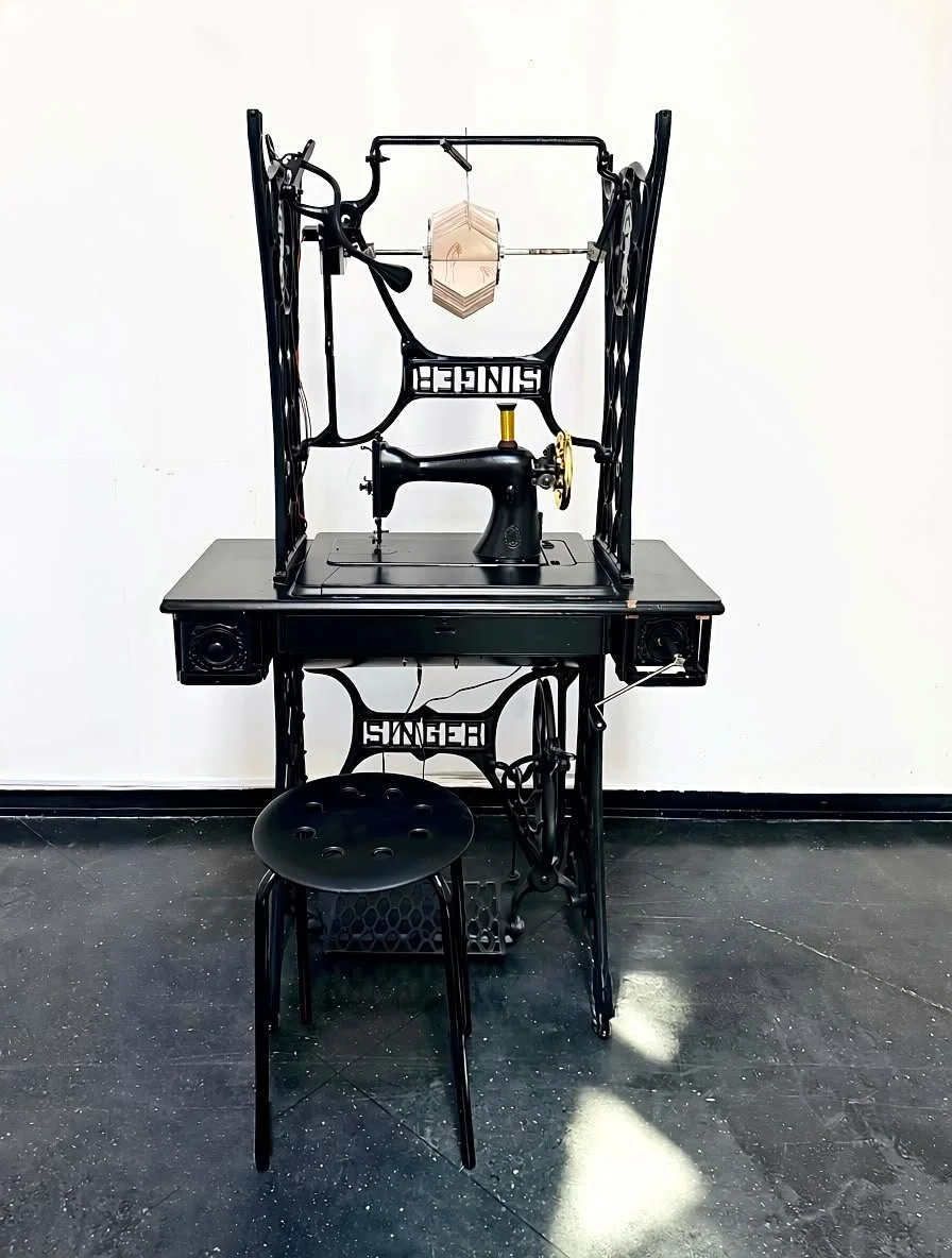 Hilo Vano · Hands / Threading. Sewing machine and animation mechanism.
