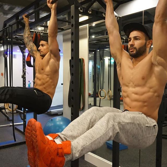 Some #mondaymotivation from Founder @chrispt_con and trainer @antonkostalas who pride themselves on practicing what they preach! Just like all our trainers here at the studio 💪🏽 To start your fitness transformation email us (email in bio above) to 