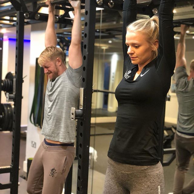 Friday struggles at the bar 💪🏽 The #hangtough challenge ends the end of the month so you still have time to enter! Here&rsquo;s trainer @pearl_appleby VS her client @charlie_dainty 💪🏽
#changeyourblueprint #flexfriday #blueprint #commited #gym #gy