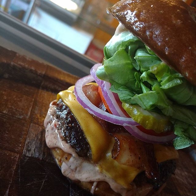 Start your week off right, come down to Scolaris on Park. #burgers #foodporn #mondaycure #grubit #juicy