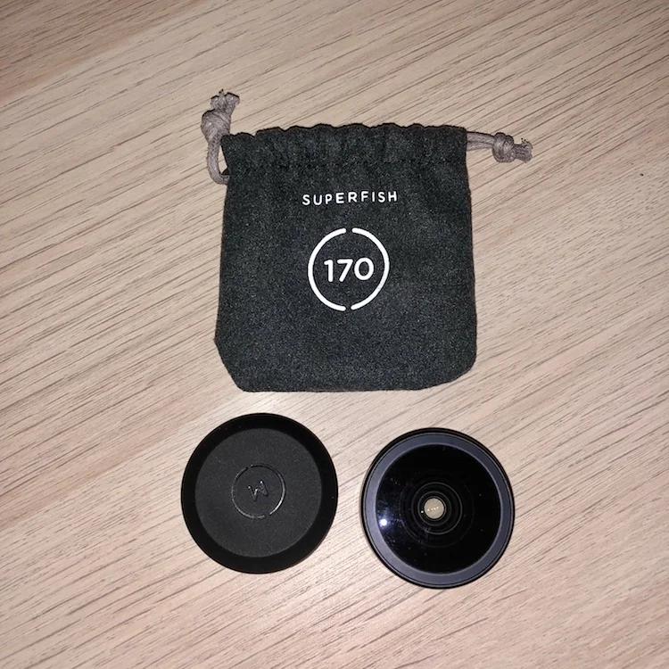 Box contents of the Moment Superfish lens