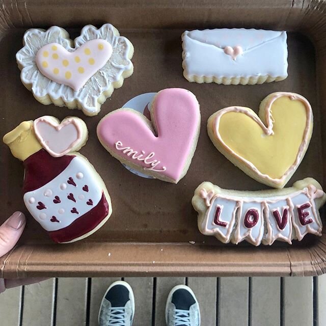 How was everyone&rsquo;s Gal/Valentine&rsquo;s?! I got to decorate delicious cookies and have a special dinner with my special someone 💕 How about y&rsquo;all? #weinanddine