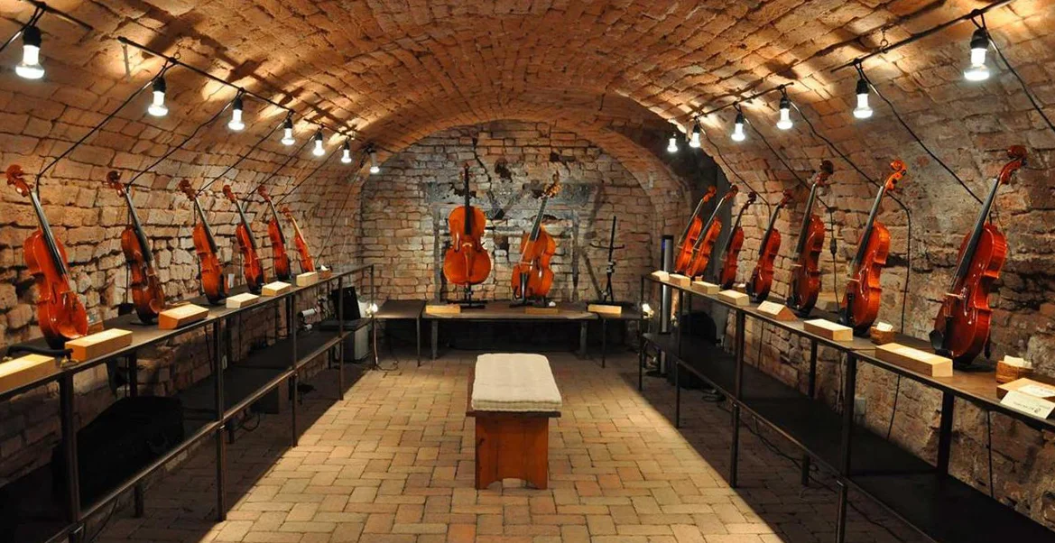 EXHIBITION OF STRING INSTRUMENTS IN CREMONA