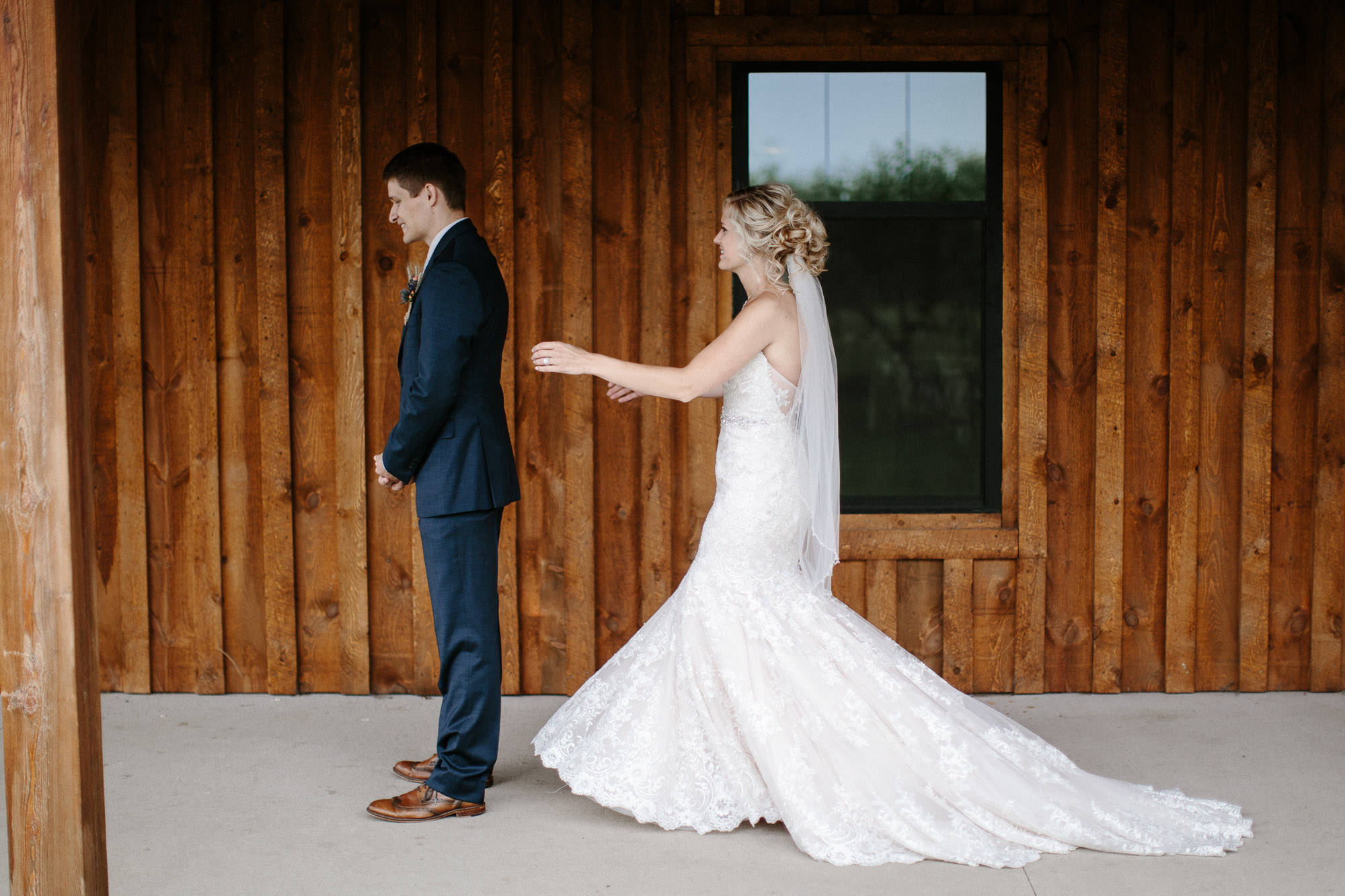 meadow-barn-wedding-sioux-falls-south-dakota-romantic-adventerous-michael-liedtke-photography018.jpg