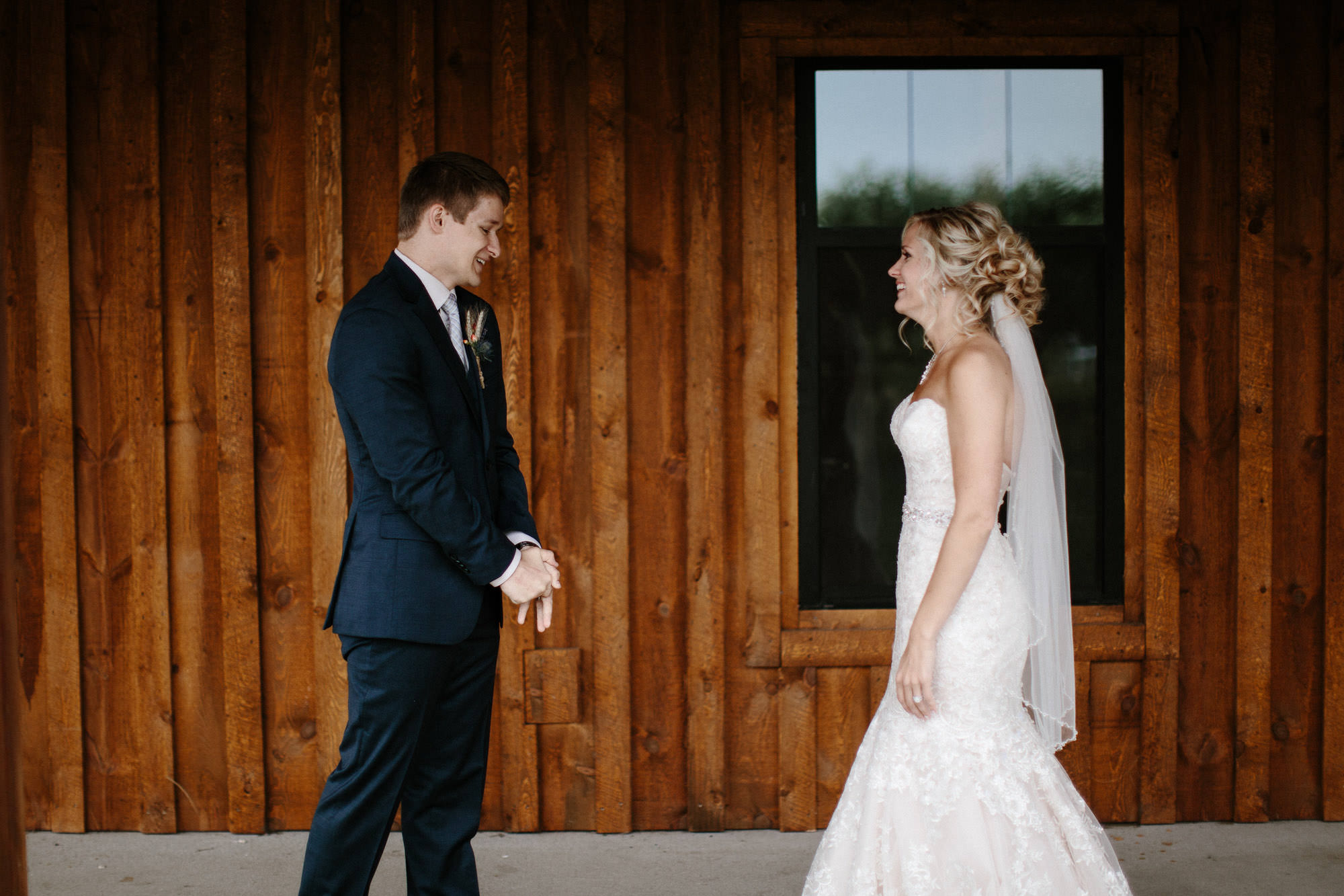 meadow-barn-wedding-sioux-falls-south-dakota-romantic-adventerous-michael-liedtke-photography021.jpg