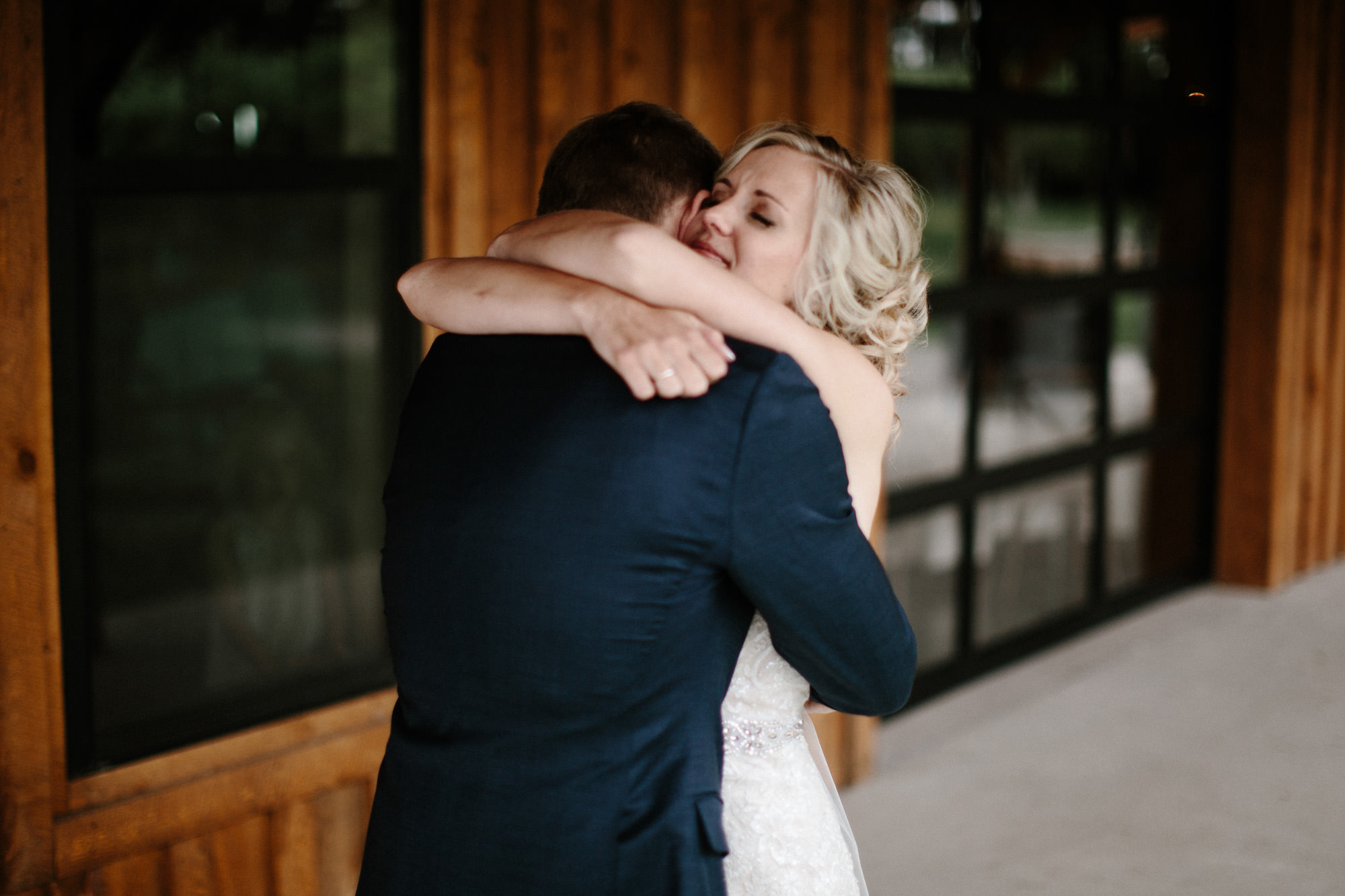 meadow-barn-wedding-sioux-falls-south-dakota-romantic-adventerous-michael-liedtke-photography022.jpg