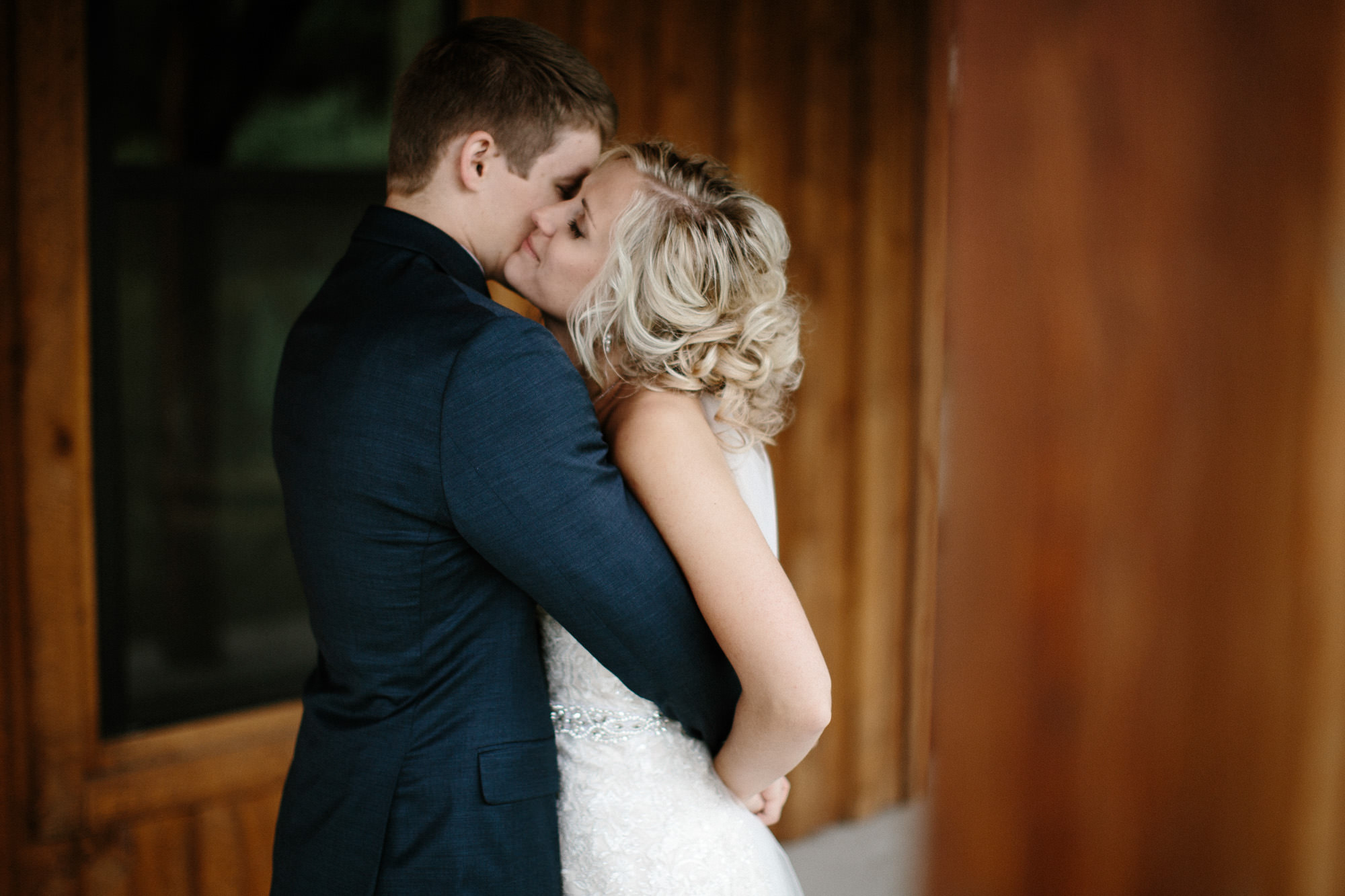 meadow-barn-wedding-sioux-falls-south-dakota-romantic-adventerous-michael-liedtke-photography025.jpg