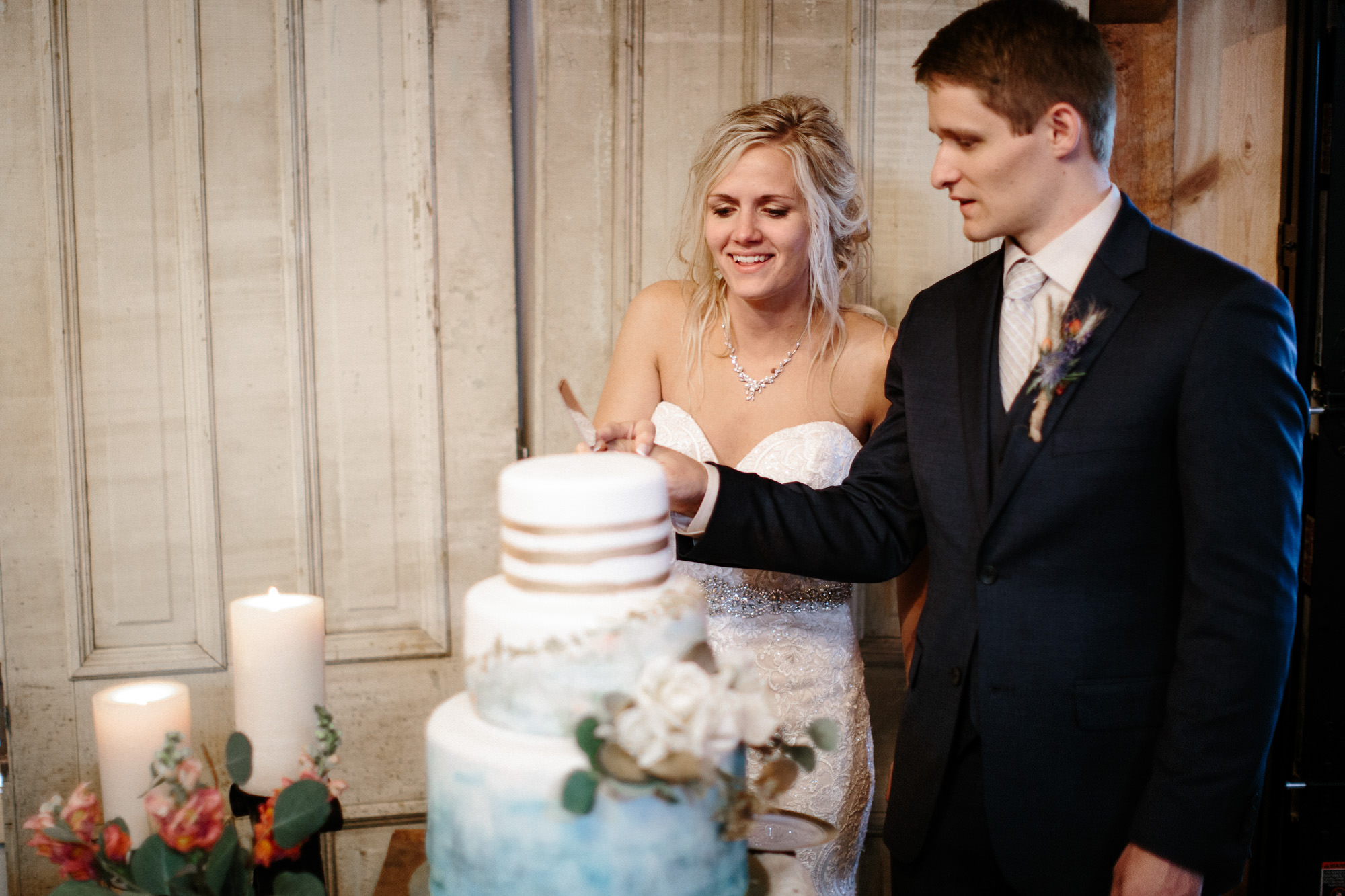 meadow-barn-wedding-sioux-falls-south-dakota-romantic-adventerous-michael-liedtke-photography077.jpg