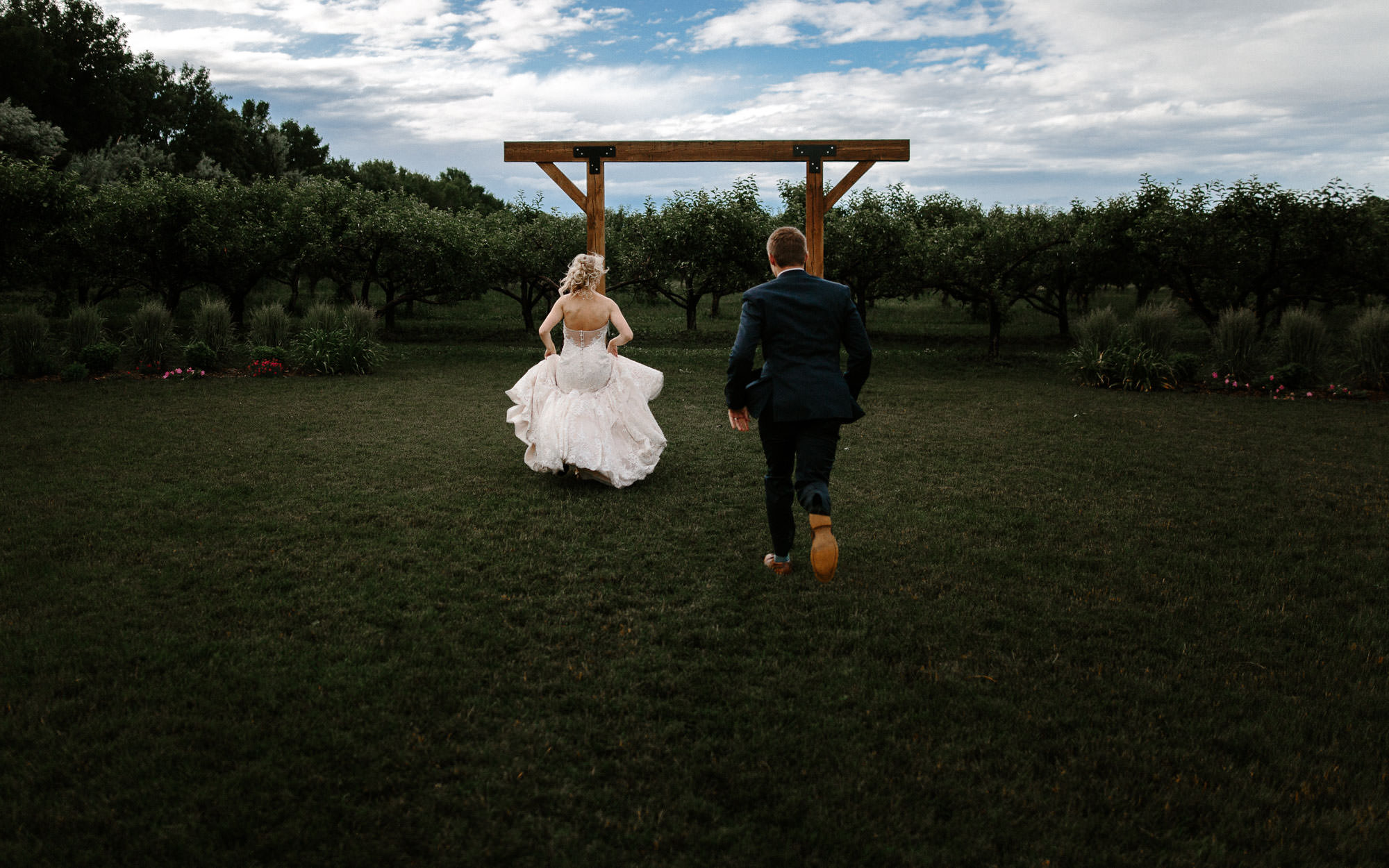 meadow-barn-wedding-sioux-falls-south-dakota-romantic-adventerous-michael-liedtke-photography083.jpg