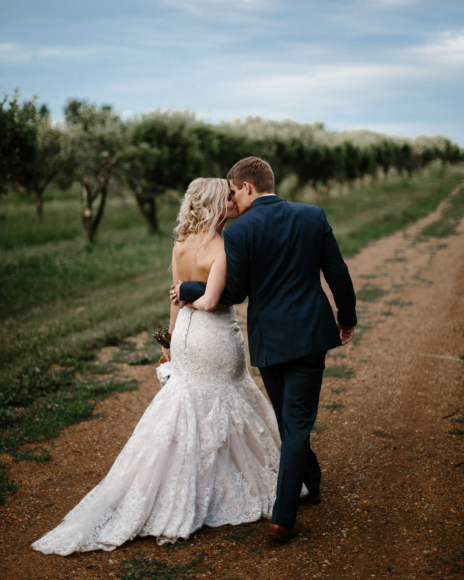 meadow-barn-wedding-sioux-falls-south-dakota-romantic-adventerous-michael-liedtke-photography091.jpg