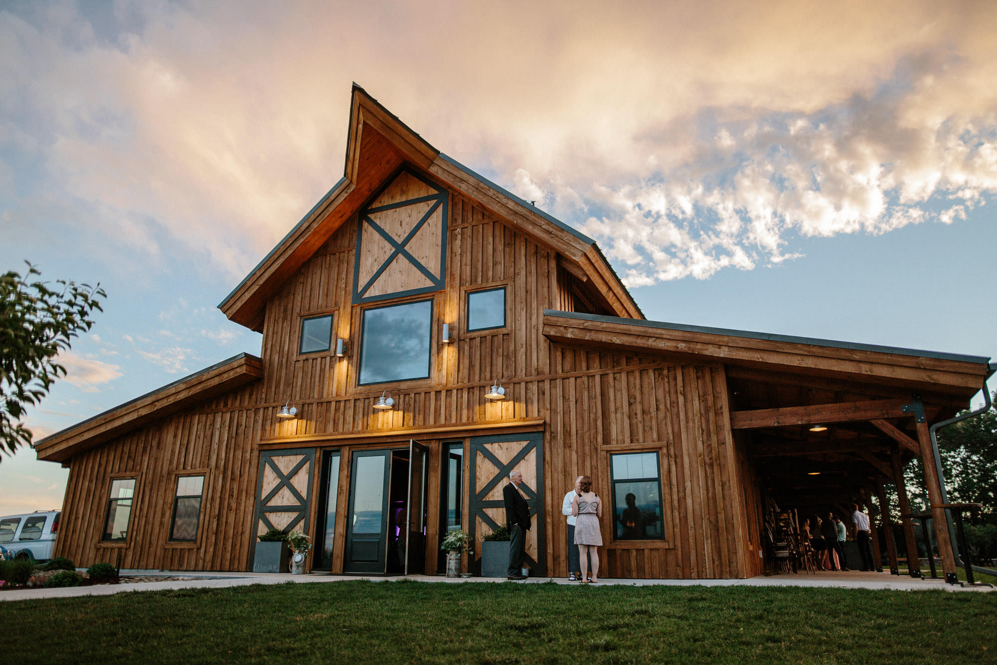 meadow-barn-wedding-sioux-falls-south-dakota-romantic-adventerous-michael-liedtke-photography114.jpg