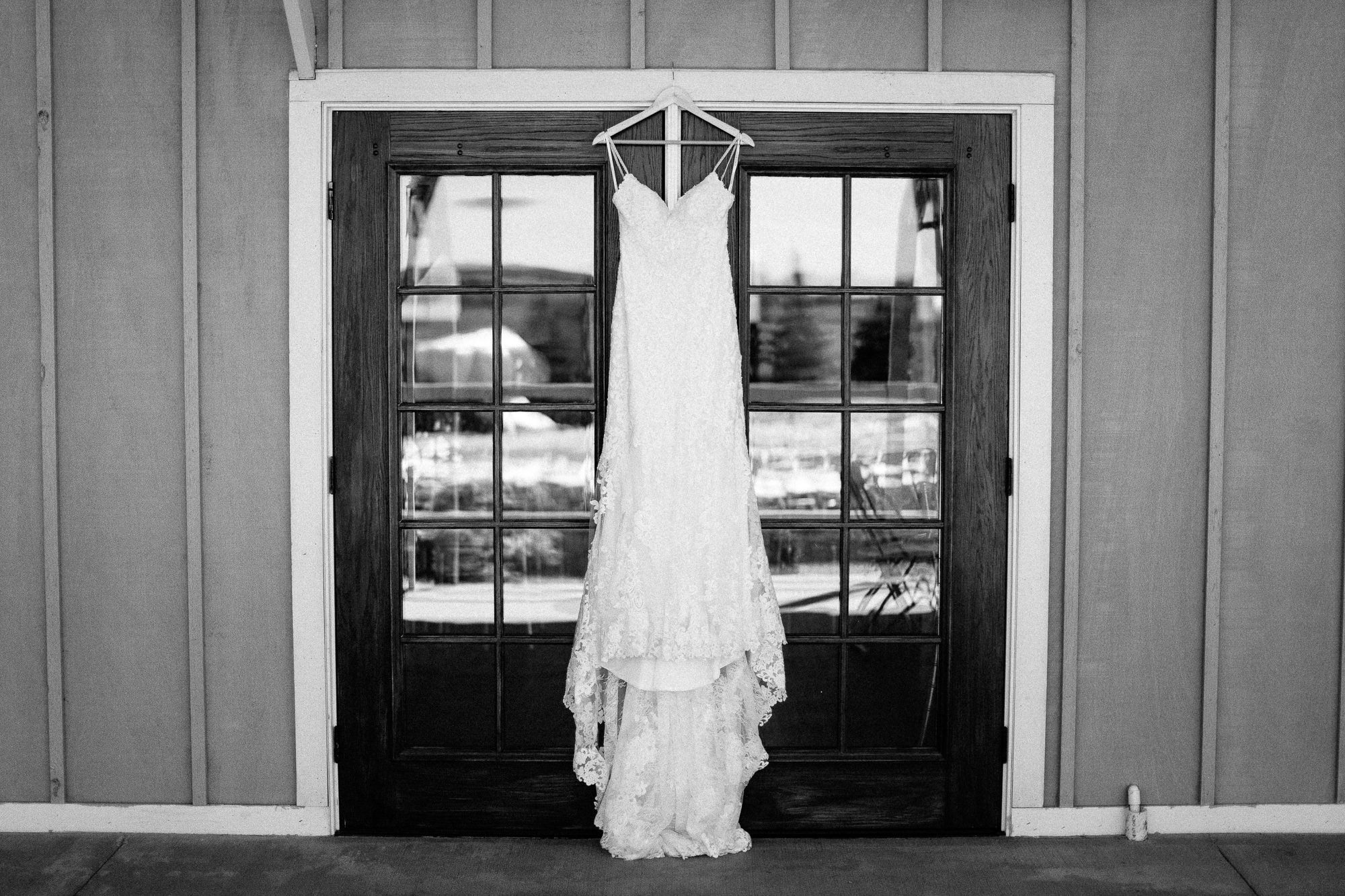 wedding-elopement-adventerous-romantic-timeless-south-dakota-blue-haven-barn-001.jpg
