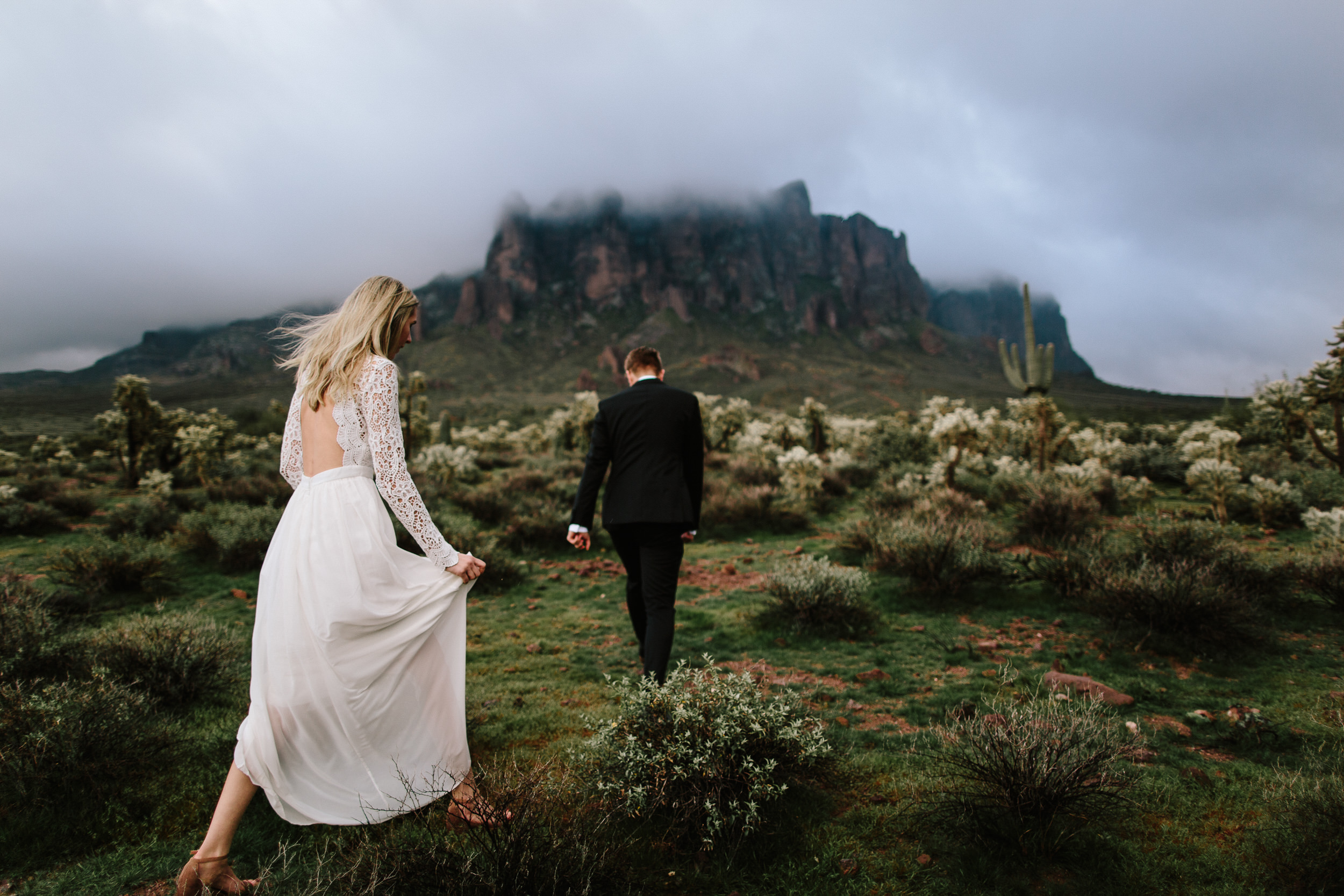 phoenix-mesa-elopement-wedding-photographer-lost-dutchman-state-park-superstitious-mountains-17.jpg