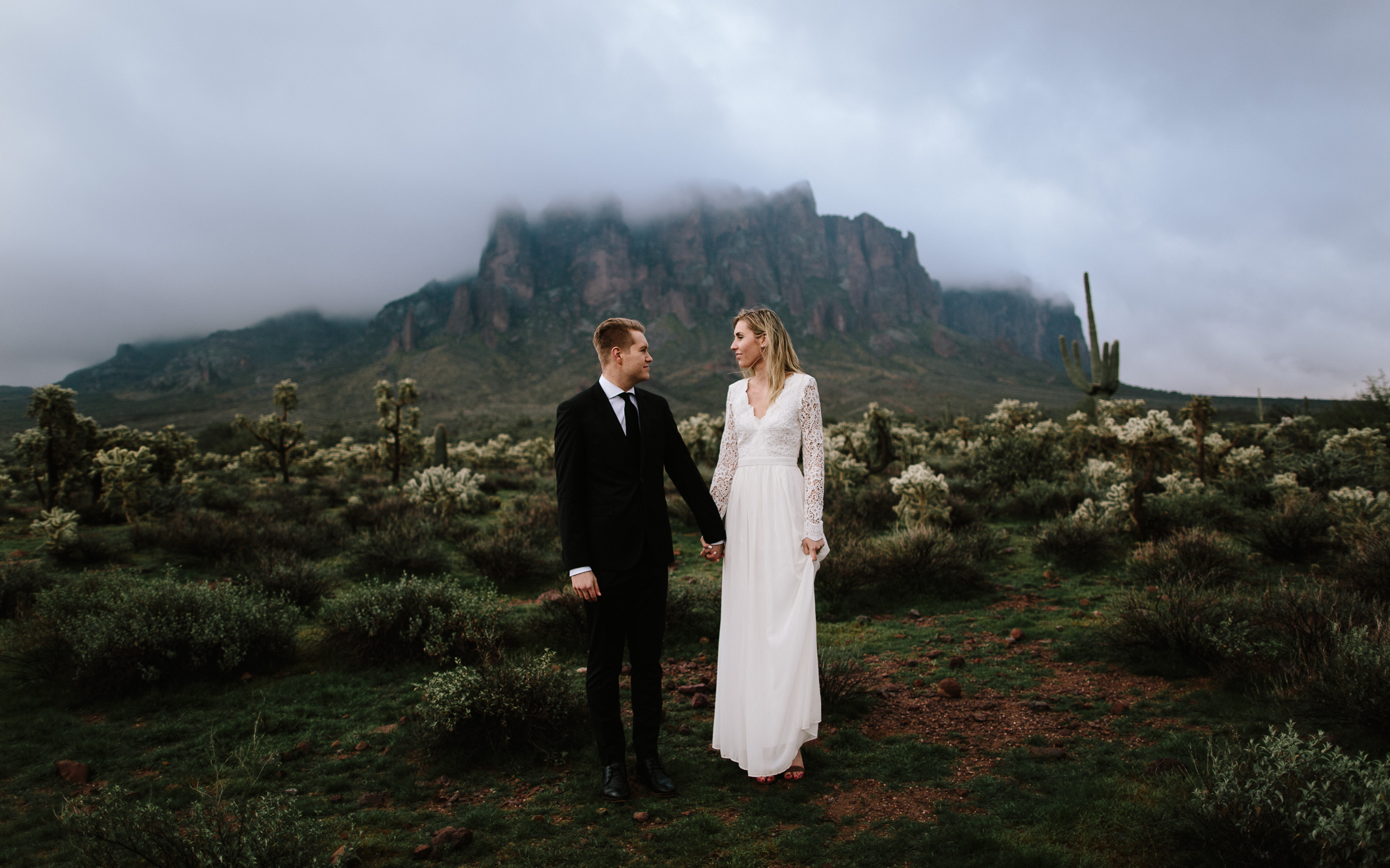phoenix-mesa-elopement-wedding-photographer-lost-dutchman-state-park-superstitious-mountains-15.jpg