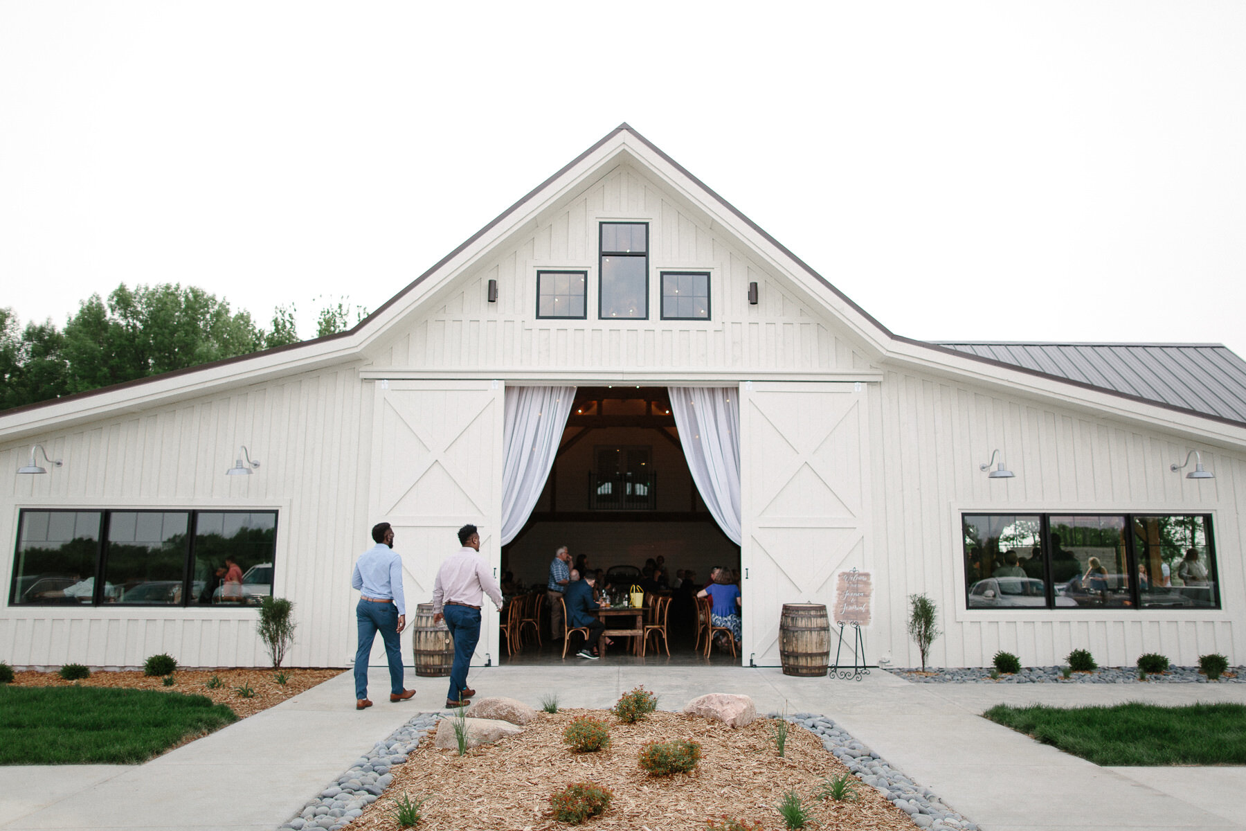 veranda-meadow-barn-sioux-falls-wedding-photographer-083.jpg