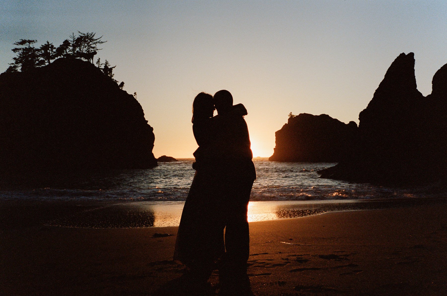 samuel-boardman-oregon-secret-beach-adventureous-elopement-wedding-engagement-photographer-michael-liedtke-37.jpg