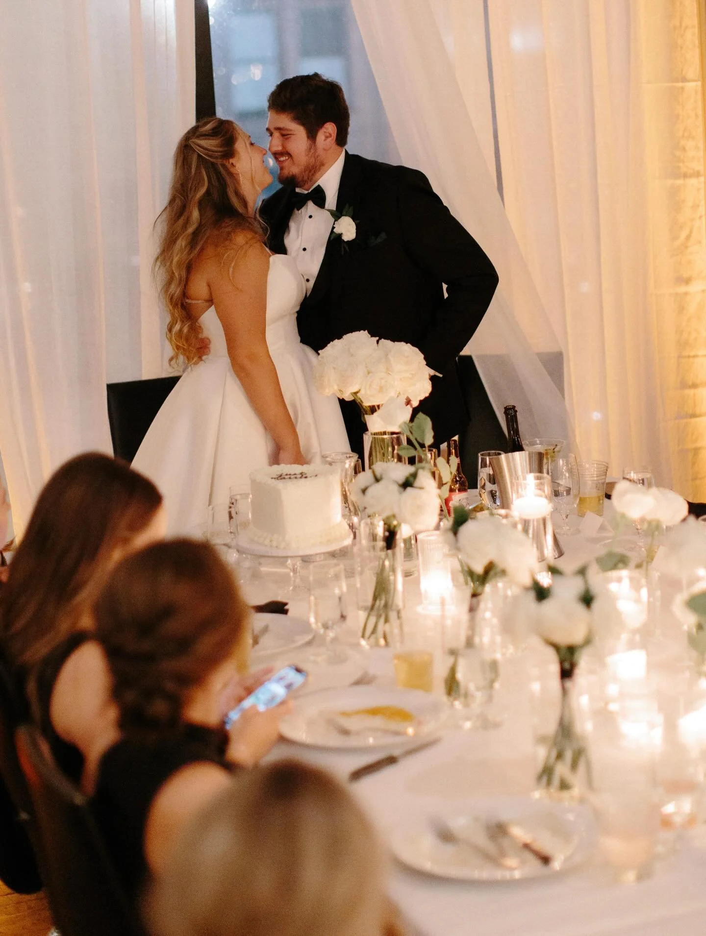 Head table moments with Julia and John 😊🤍
.
Venue: Icon Events + Dada
Florals: The Flower Mill
Cake: Chef April Austin
Coordinator/Planner: Loghin + Serendipitous
.
#siouxfallsweddingphotographer #documentaryphotographer #minneapolisweddingphotogra