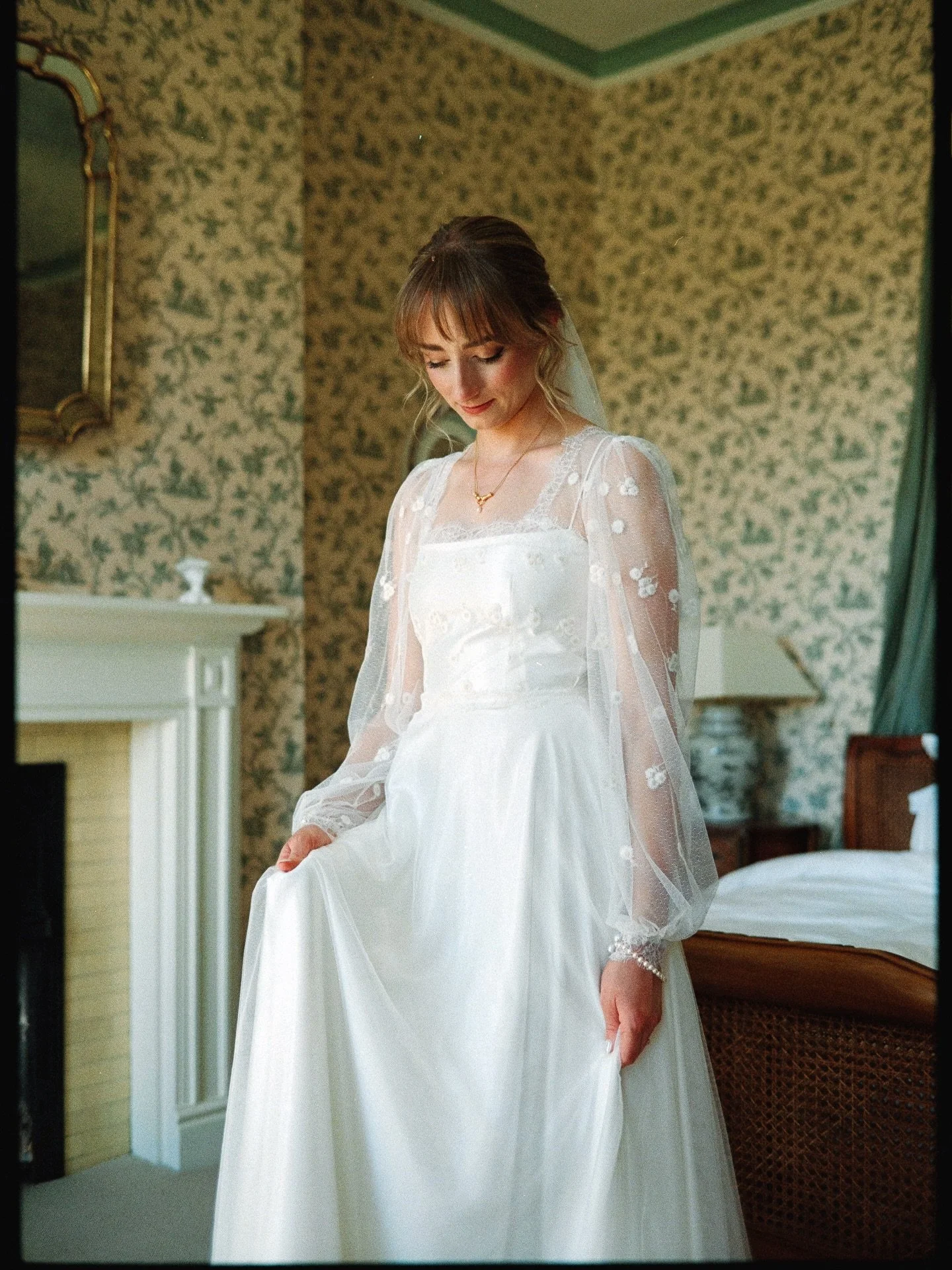 Some quiet moments of Annaleigh in this stunning gown by Amy Mair Couture. All on 35mm film. 🤍😊
.
.
Keywords \\ documentary wedding photograph, wedding film photographer, Minneapolis wedding photographer, Kansas City wedding photographer, 35mm film