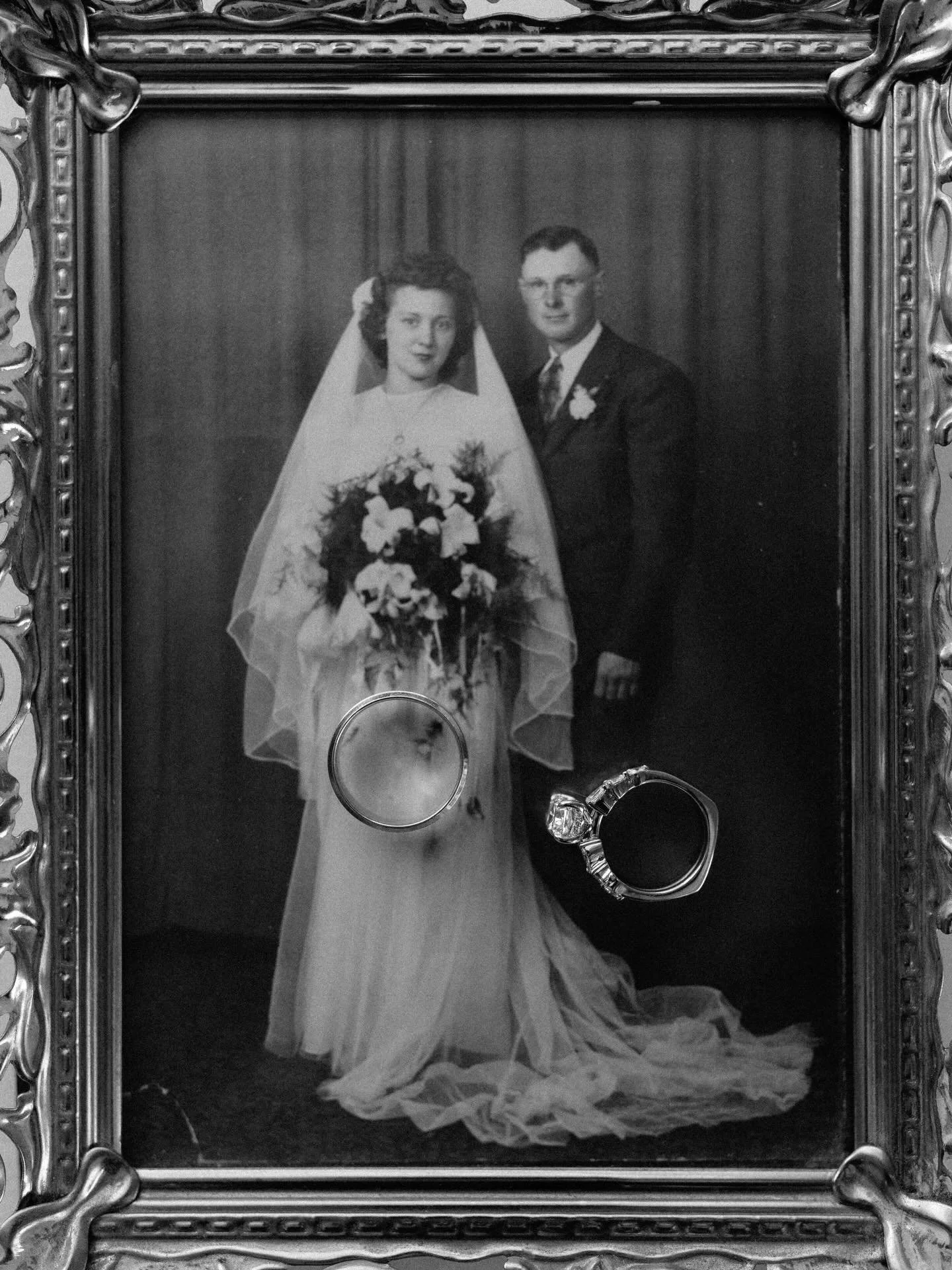 A few frames with Amanda and Steven at The Sioux Falls Country Club 🤍😊
.
.
Planning: @serendipitous_events 
Venue: @ccsiouxfalls 
Florals: @flowermillevents 
Dress: @bridalgallerysiouxfalls
