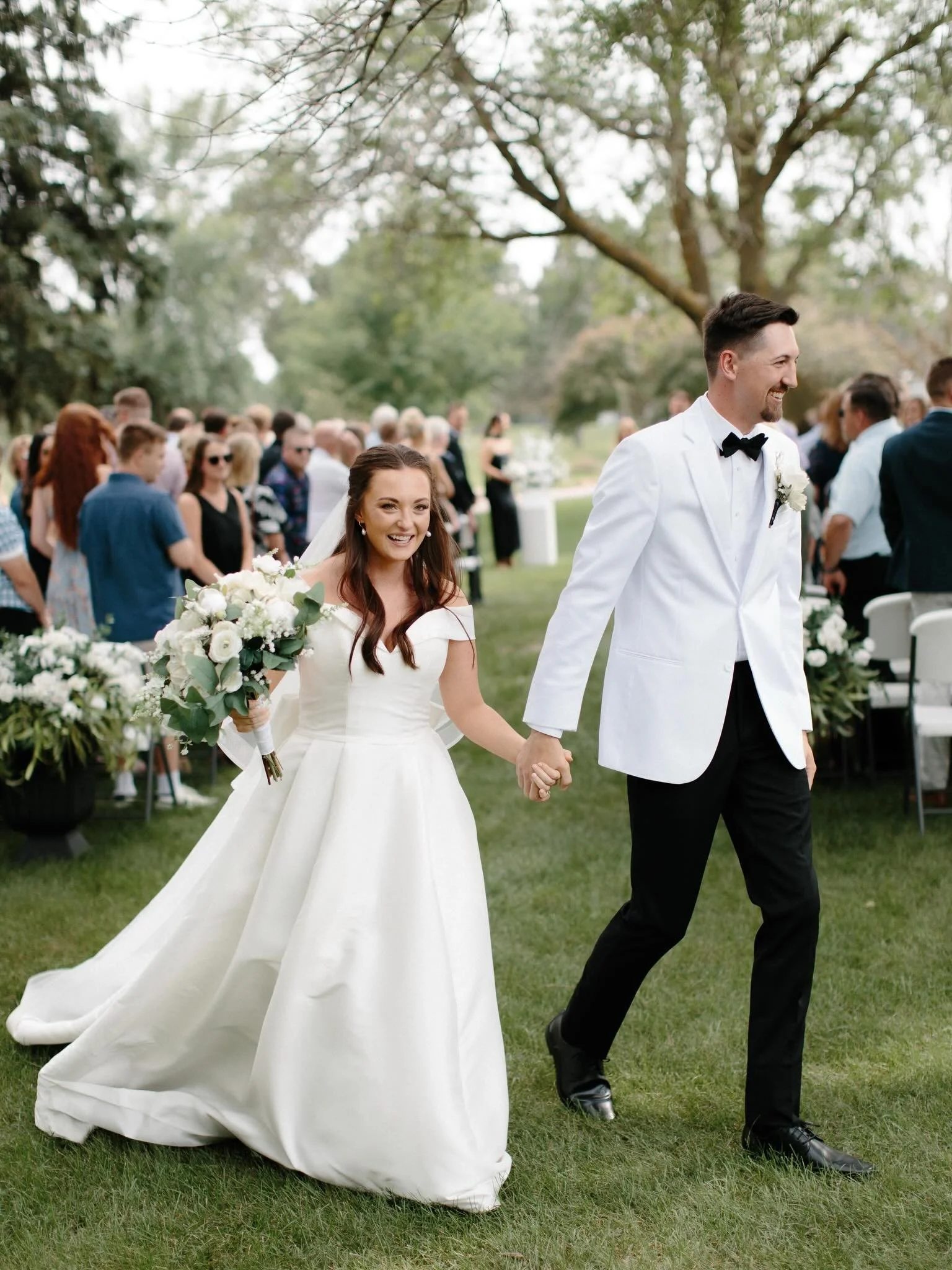Outdoor weddings can be risky at times with weather, but so worth it in my opinion. Rain or shine, I say embrace the day with whatever comes. 🤍😊.
.
.
Sioux Falls wedding photographer
Minneapolis wedding photographer
Kansas City wedding photographer