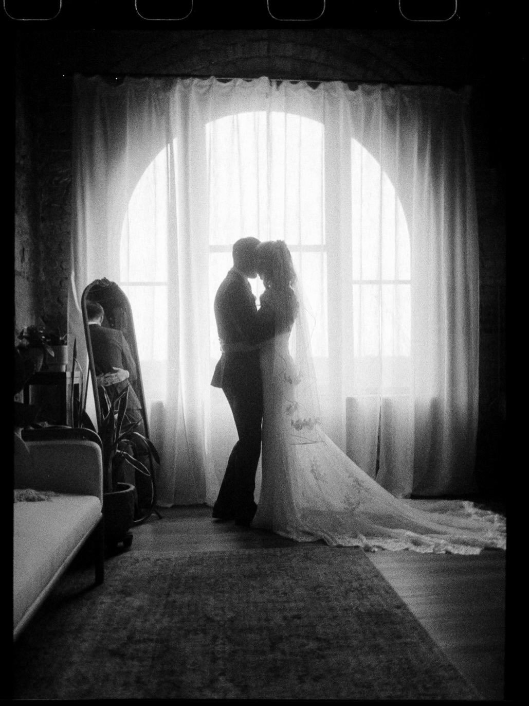 With some good lighting, you can make pretty compelling photos even on a cheap toy film camera&hellip; which is exactly what I did here 🤍😊
.
.
// Sioux Falls wedding photographer, Kansas City Wedding Photographer, Film wedding photographer, Milwauk