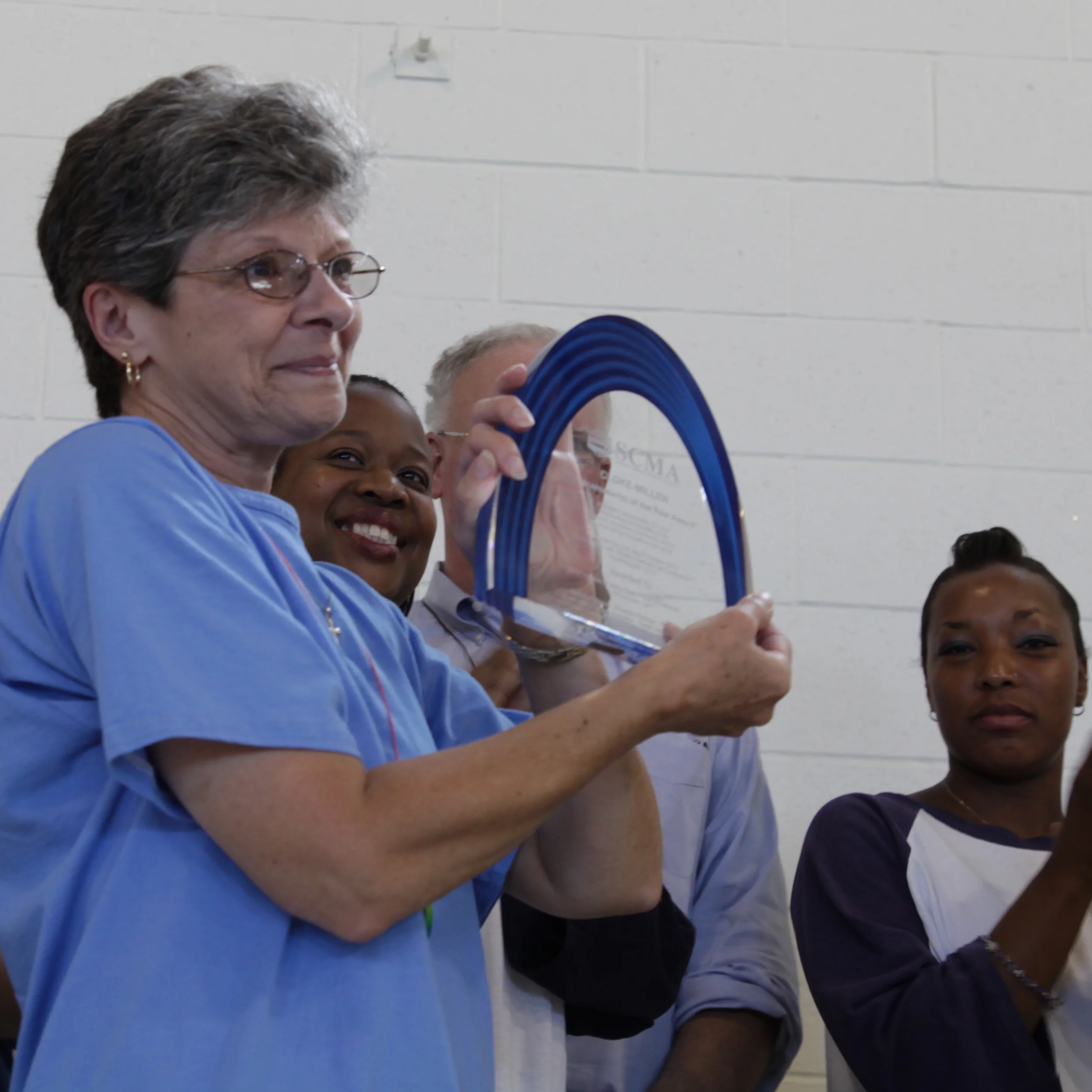 Susan Russo accepting the 2010 Cloke-Millen Peacemaker of The Year Award on behalf of the first group of&nbsp;Peacemakers.