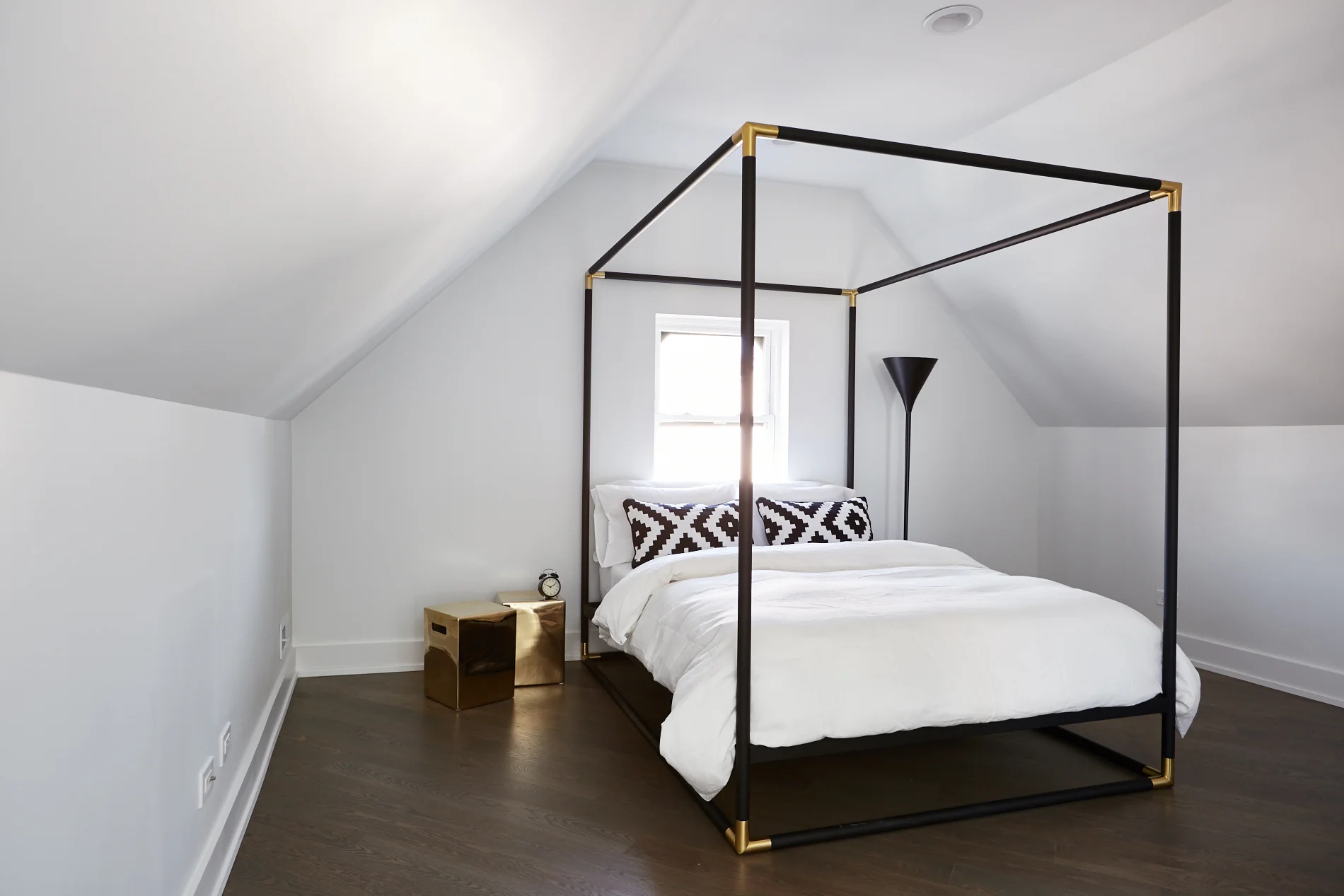 Diversey_Master_Bed_B_772.jpg