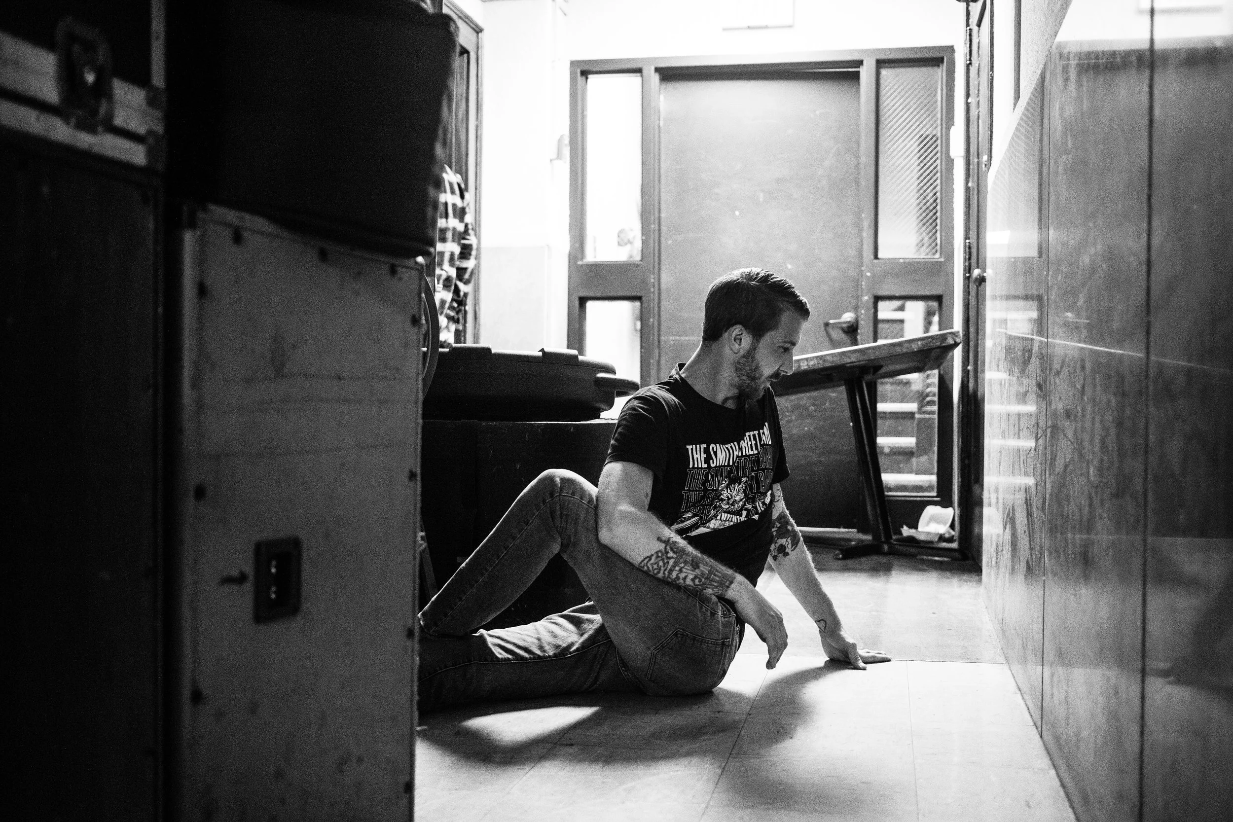 Steve stretches before the show at Spinelli's in Louisville, Kentucky, September 29, 2016.