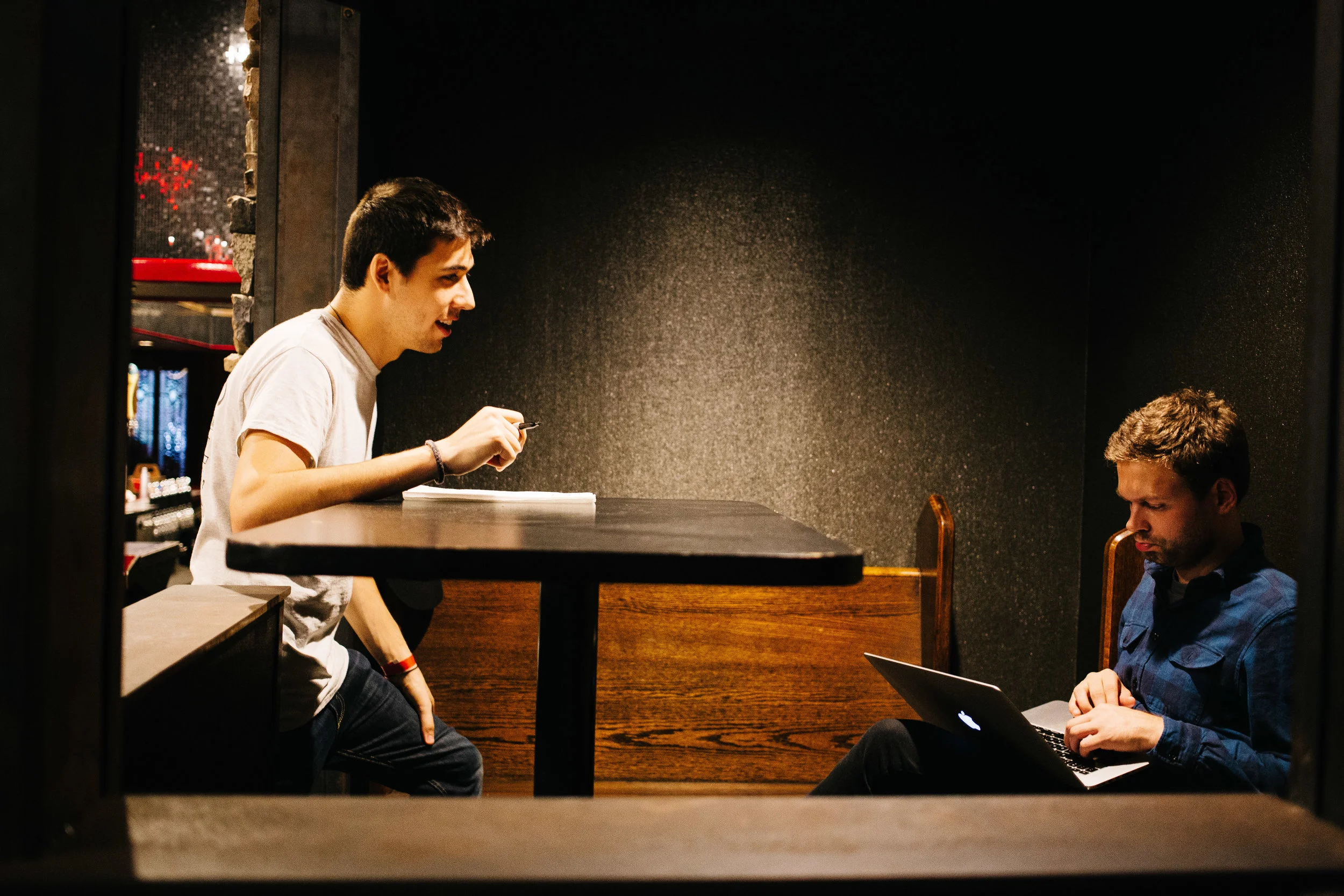 Max talking to Loren about their set list for the evening. 
