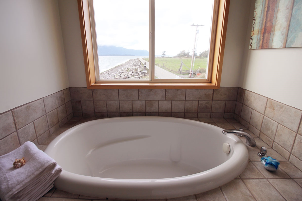 Deep tub in master bathroom