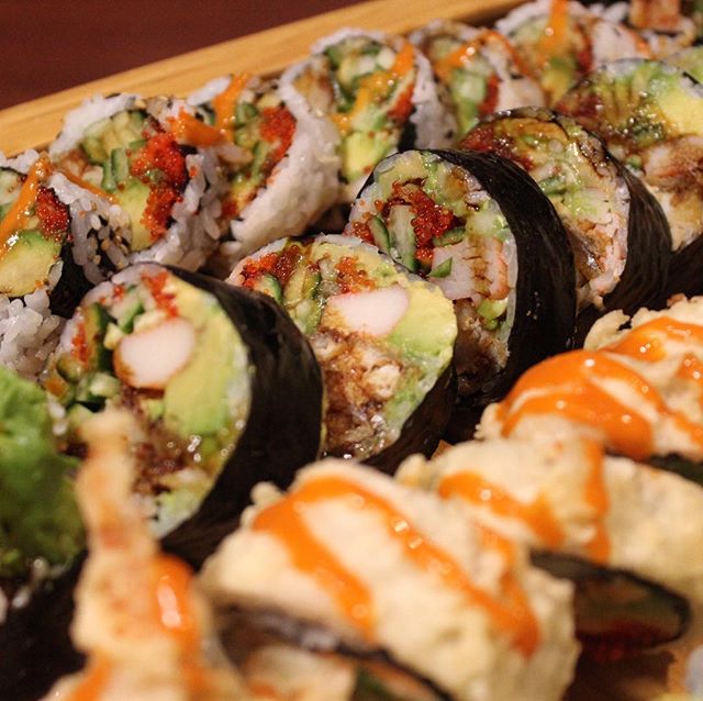 Maki platter - The Spicy Ones 🌶 🔥
Rocket 🚀 , Spider 🕷 , Green dragon 🐉 , Mountain 🏔, Spicy salmon 🐟, & Dynamite 🧨Rolls!! A perfect platter for an event or big dinner party 🎈 .
Wow an emoji for everyone 😋 ! #happysaturday