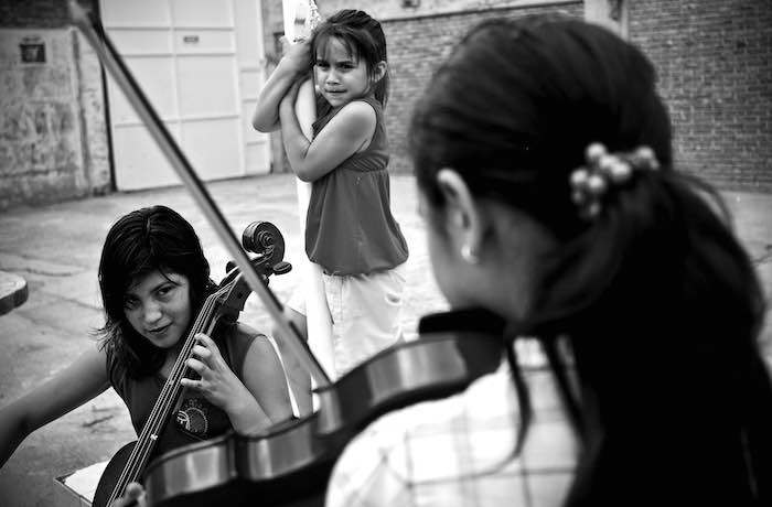 THE OPEN STRING SUPPLIS STRINGS TO STUDENTS OF THE Escuela orquesta barrio Ludueña in ROSARIO, ARGENTINA - PHOTO BY MATIAS SARLO 