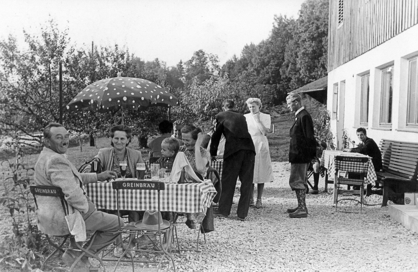 1955 Attel Fischerstüberl mit Familie Mücke aus Griesstätt  (1).jpg