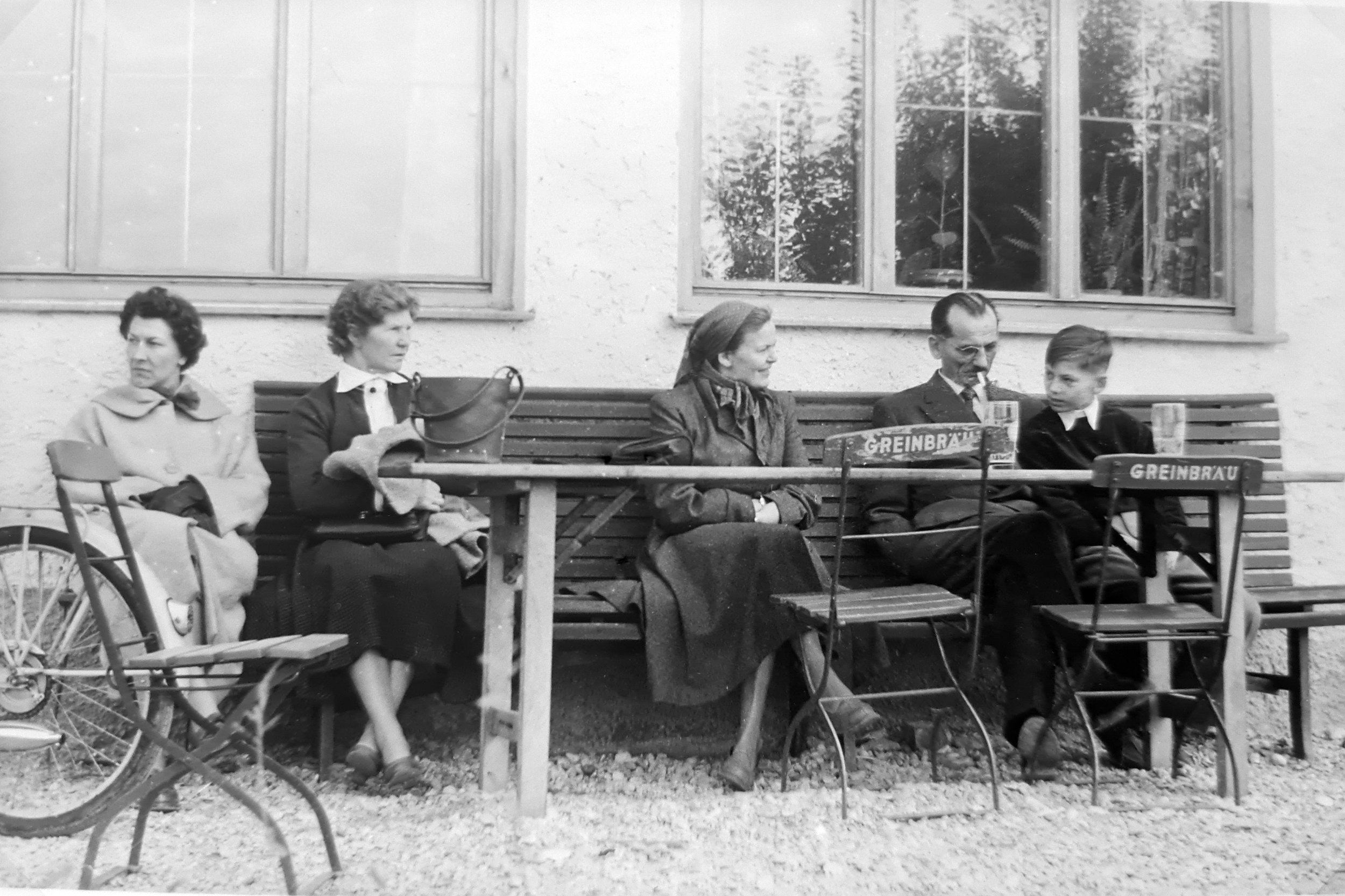1958 Attel Fischerstüberl mit Familie Rieger Griesstätt und München 2.jpg