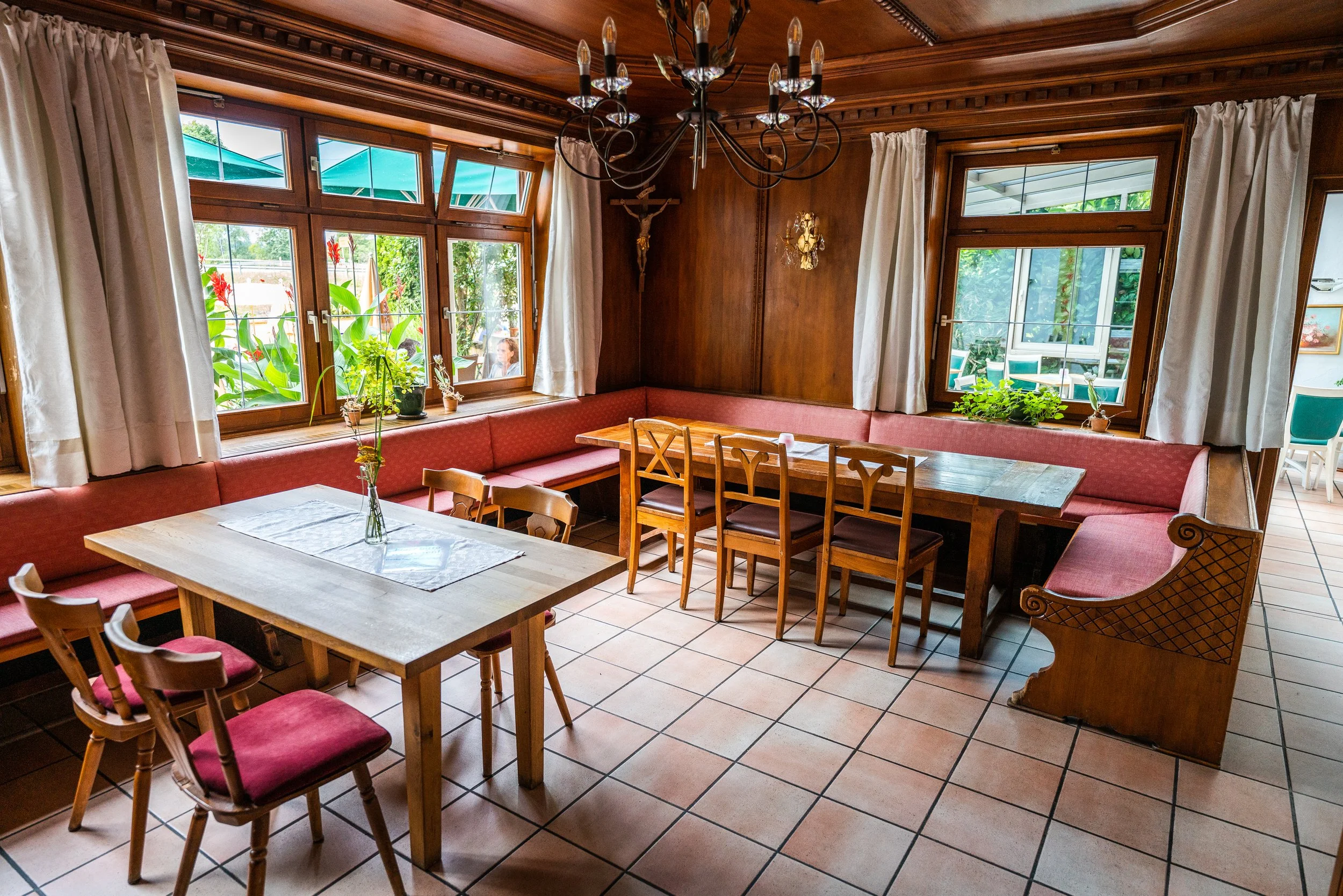 Holzvertäfeltes Gastzimmer im Fischerstüberl Attel mit gedeckter Tafel, Wasserburg am Inn