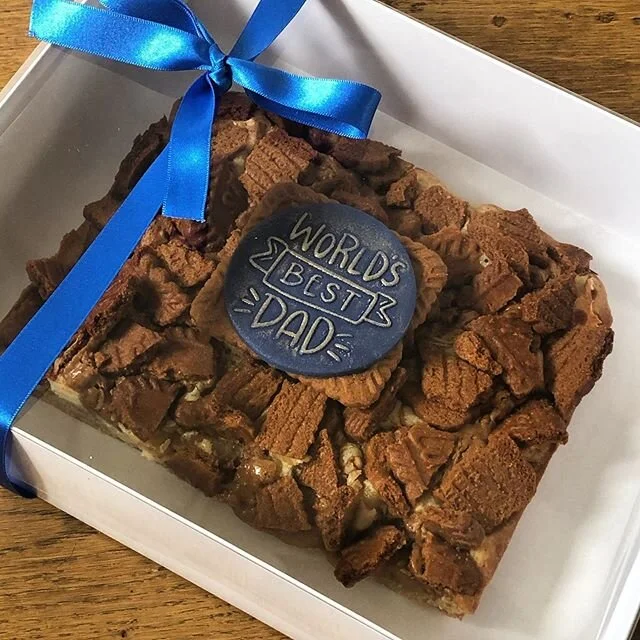 I didn&rsquo;t offer Father&rsquo;s Day bakes this year but my daughter and I did make a little something for my Dad... Lotus Biscoff Blondie 💙 
#fathersday #biscoffblondie #biscoff #homemade #instabake #outboss #sweetstamp