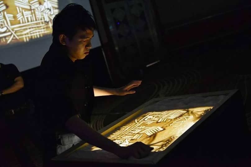 Sand artist, Lawrence Koh, in action.