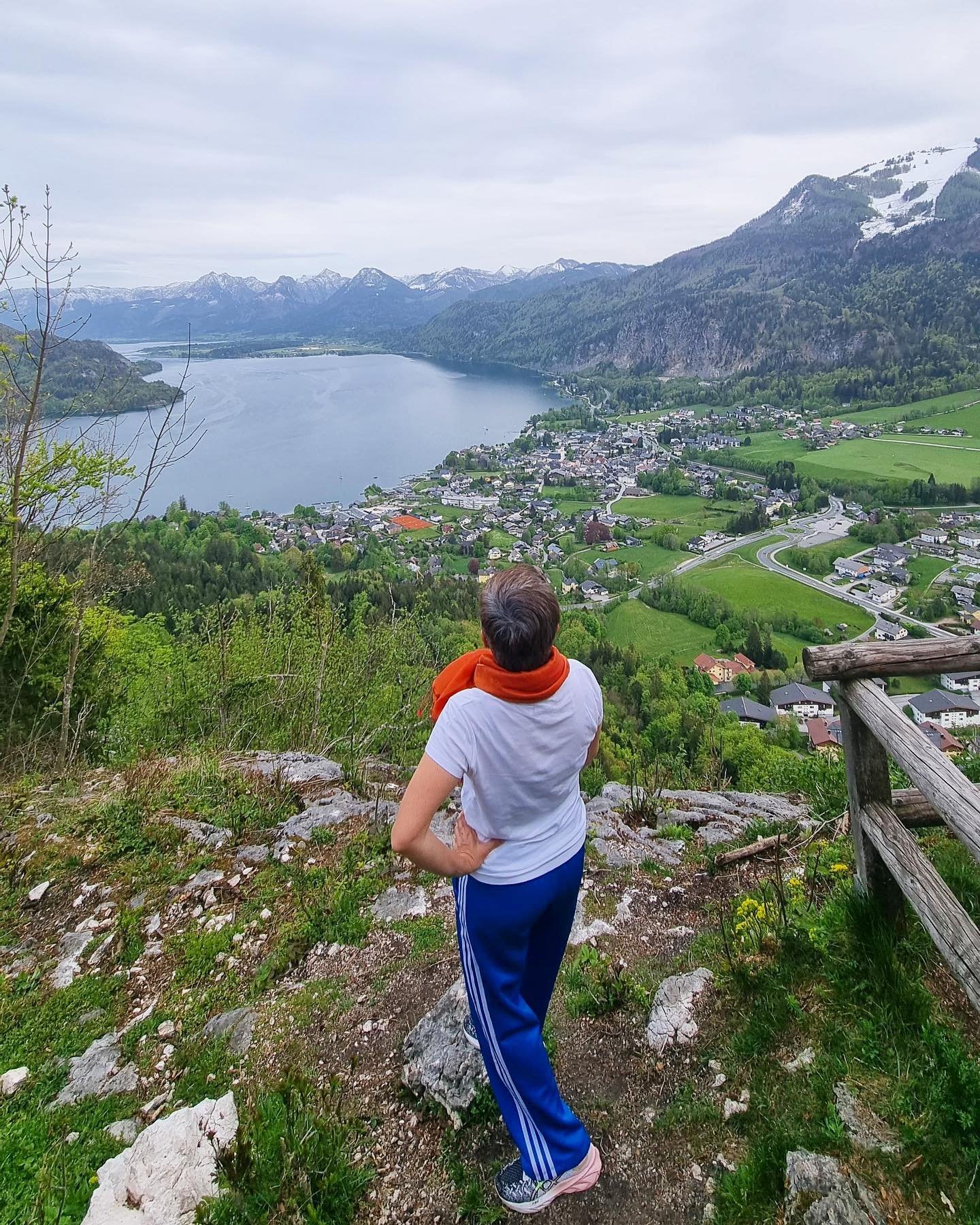 Short and interesting hike ended with the view of Wolfgangsee from the top. Catching up with the young ones!

#salzburg #wolfgangsee #hiking