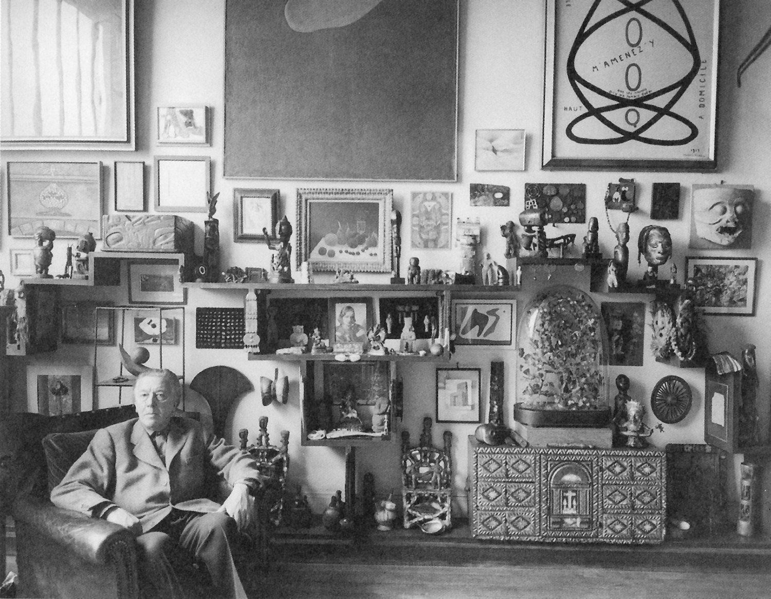 André Breton nel suo appartamento a Parigi, 1955 - foto tratta da L'Oeil , Parigi. ©Sabine Weiss/Gamma-Rapho/Getty Images