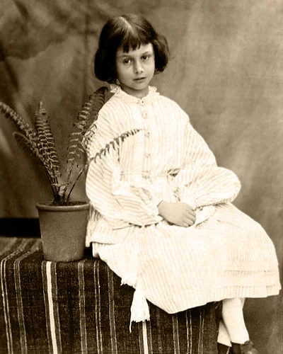 Alice Liddell all'età di 7 anni, fotografata da Charles Dodgson (Lewis Carroll) nel 1860. Fu la bambina che ispirò e a cui fu dedicato il libro di Carrol.