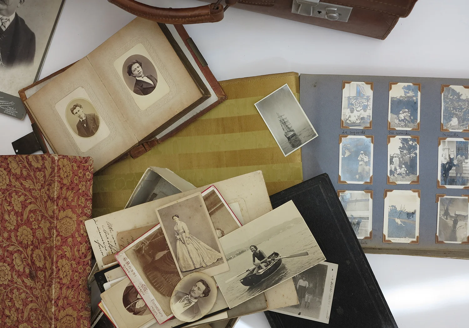 Gli archivi . Scatole piene di vecchie foto e album di famiglia, e nuovi acquisti su internet o nei mercatini. Il lavoro comincia con una attenta ricerca e meticolosa raccolta